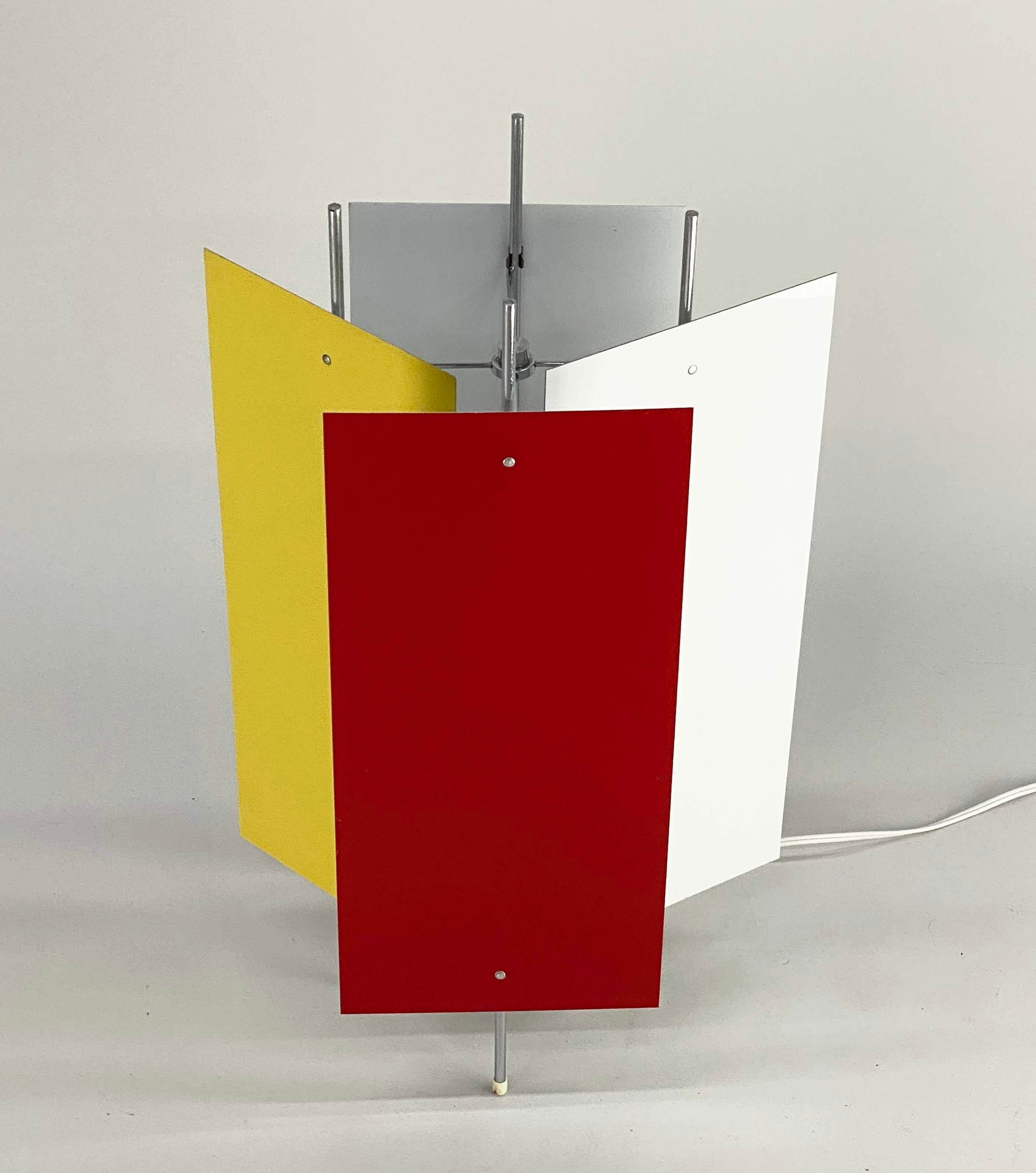 Interactive Vintage Table Lamp in the Style of Robert Gage For Sale 3