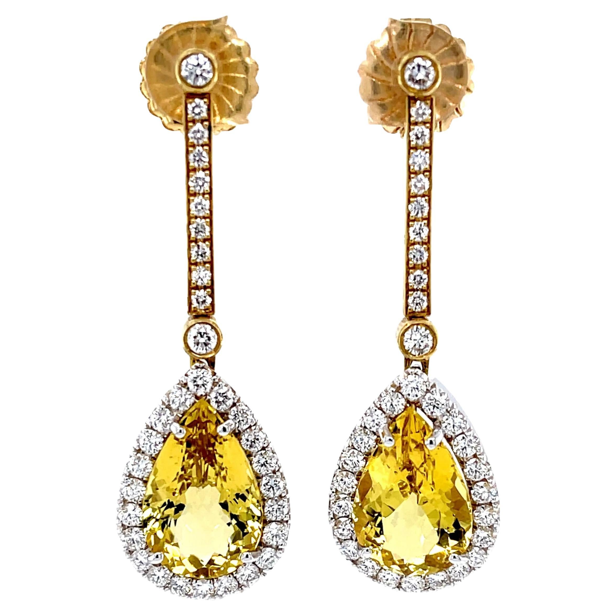 Ces boucles d'oreilles sophistiquées et magnifiquement polyvalentes en or 18 carats présentent des gouttes de béryl et de diamant dorés suspendues à une élégante ligne de diamants étincelants ! Les béryls dorés en forme de poire, parfaitement