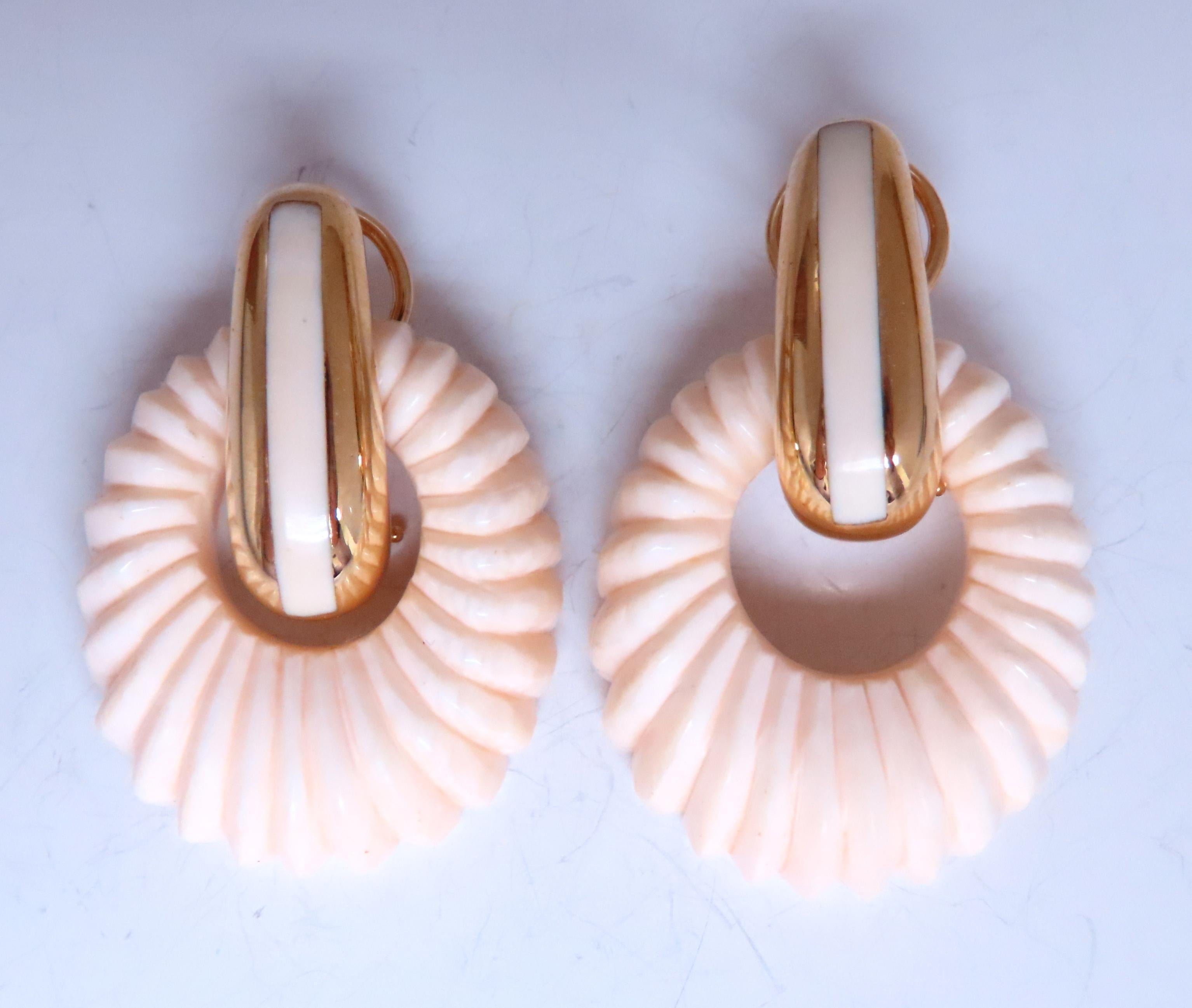 Interchangeable Earrings
29 x 24mm onyx
42 x 25mm moonstone
29 x 24mm White coral

20 x 18mm earrings
18kt yellow gold

Total Set 41 Grams

$4000 Appraisal Will accompany