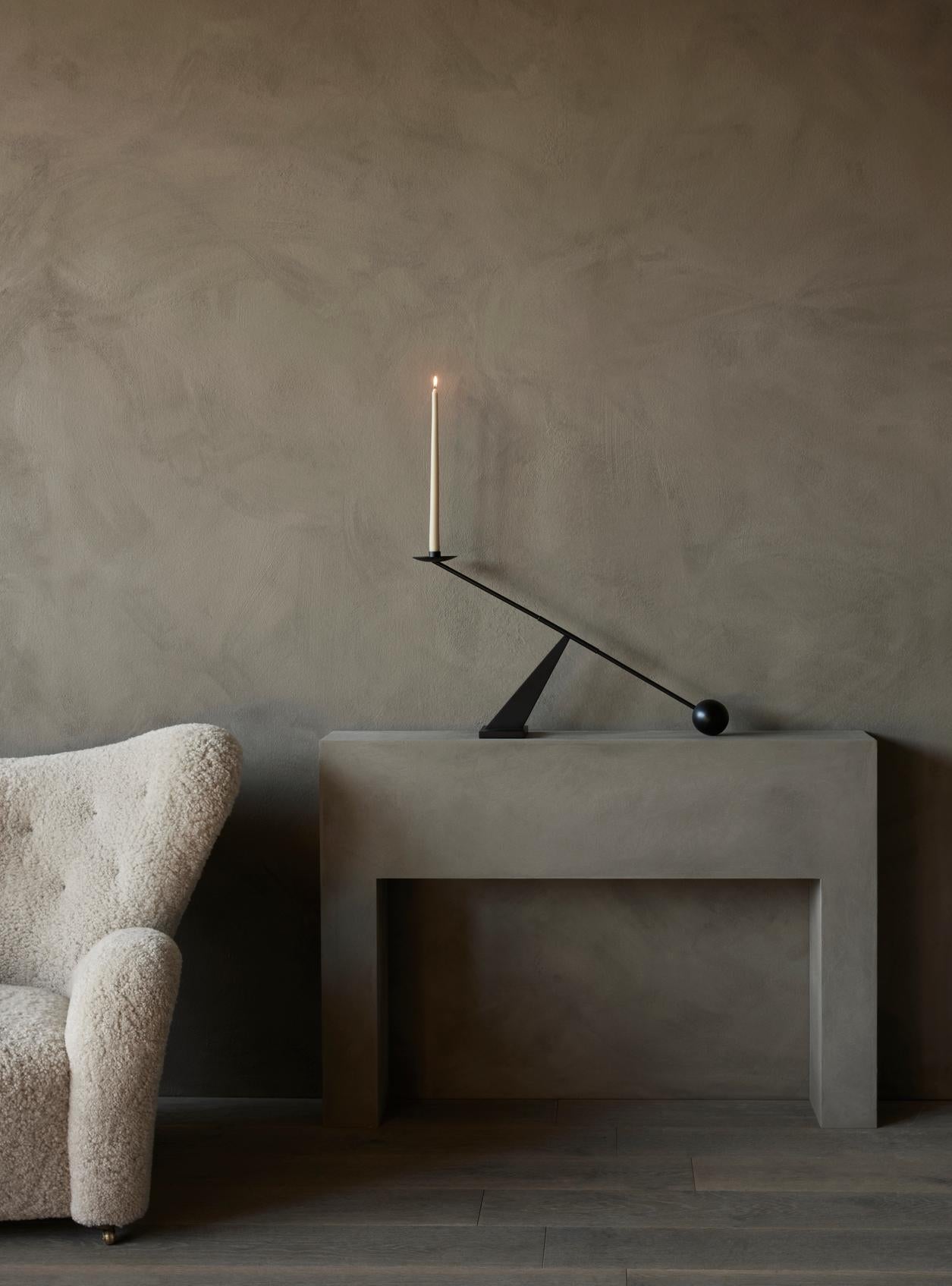 Interconnect Candle Holder, eine Kugel, ein Winkel und eine Linie treffen auf dem Interconnect Candle Holder zusammen, einem kühnen und leuchtenden Tafelaufsatz mit übertriebenen Proportionen, entworfen von Colin King für Audo. 

Als Quelle