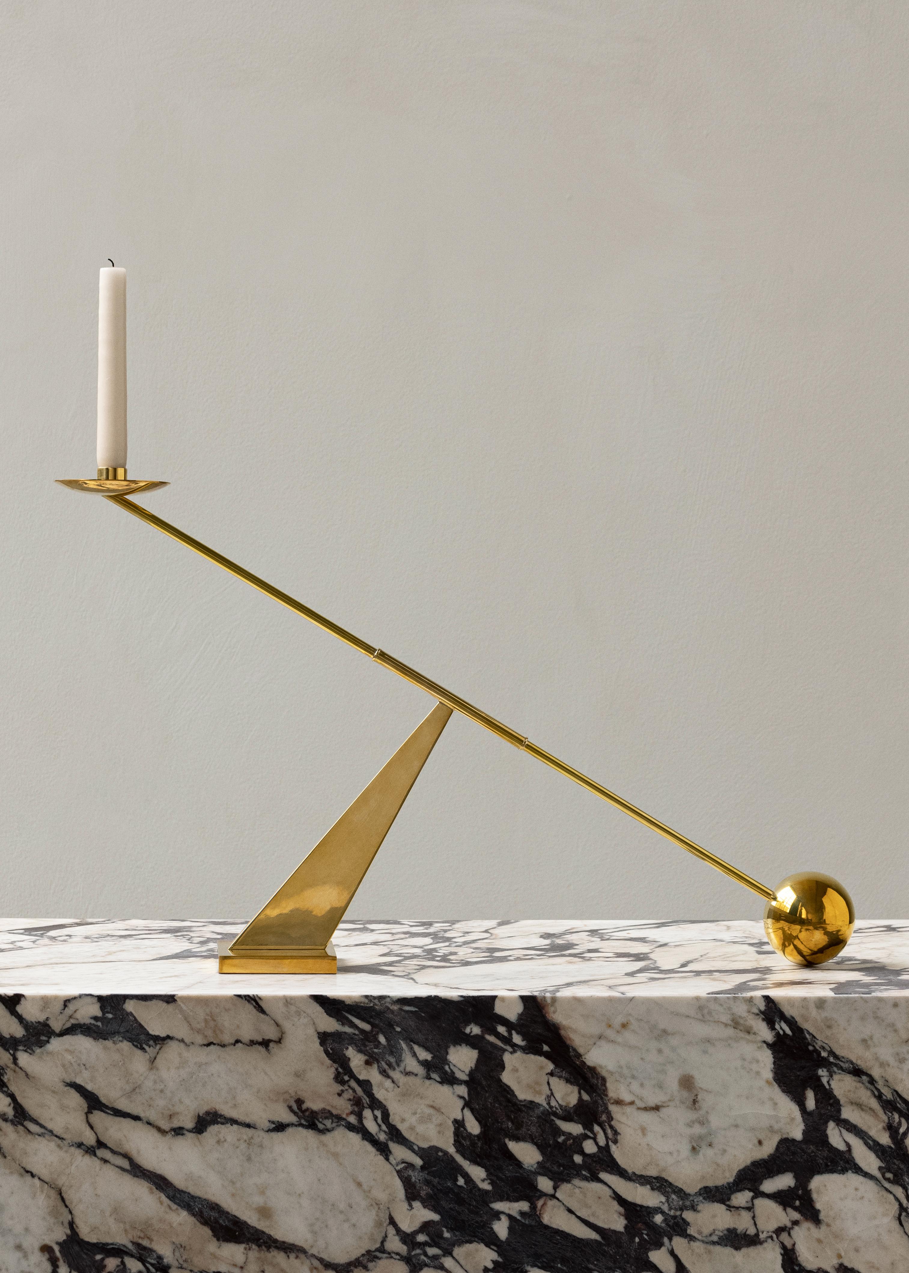 Portacandele Interconnect, una sfera, un angolo e una linea si incontrano nel Portacandele Interconnect, un centrotavola audace e illuminante dalle proporzioni esagerate, disegnato per Audo da Colin King. 

Come fonte di luce accogliente per le