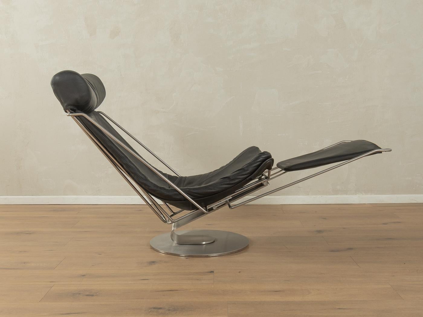 Fauteuil Interdane des années 1990 par Oluf Lund pour Stouby. Cadre solide de haute qualité en tube d'acier chromé avec le revêtement original en cuir noir.

- un design accompli : des proportions parfaites et une attention visible aux détails.
-