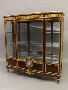 Vitrine intéressante du 19ème siècle en bronze doré et parqueterie de Wedgwood montée