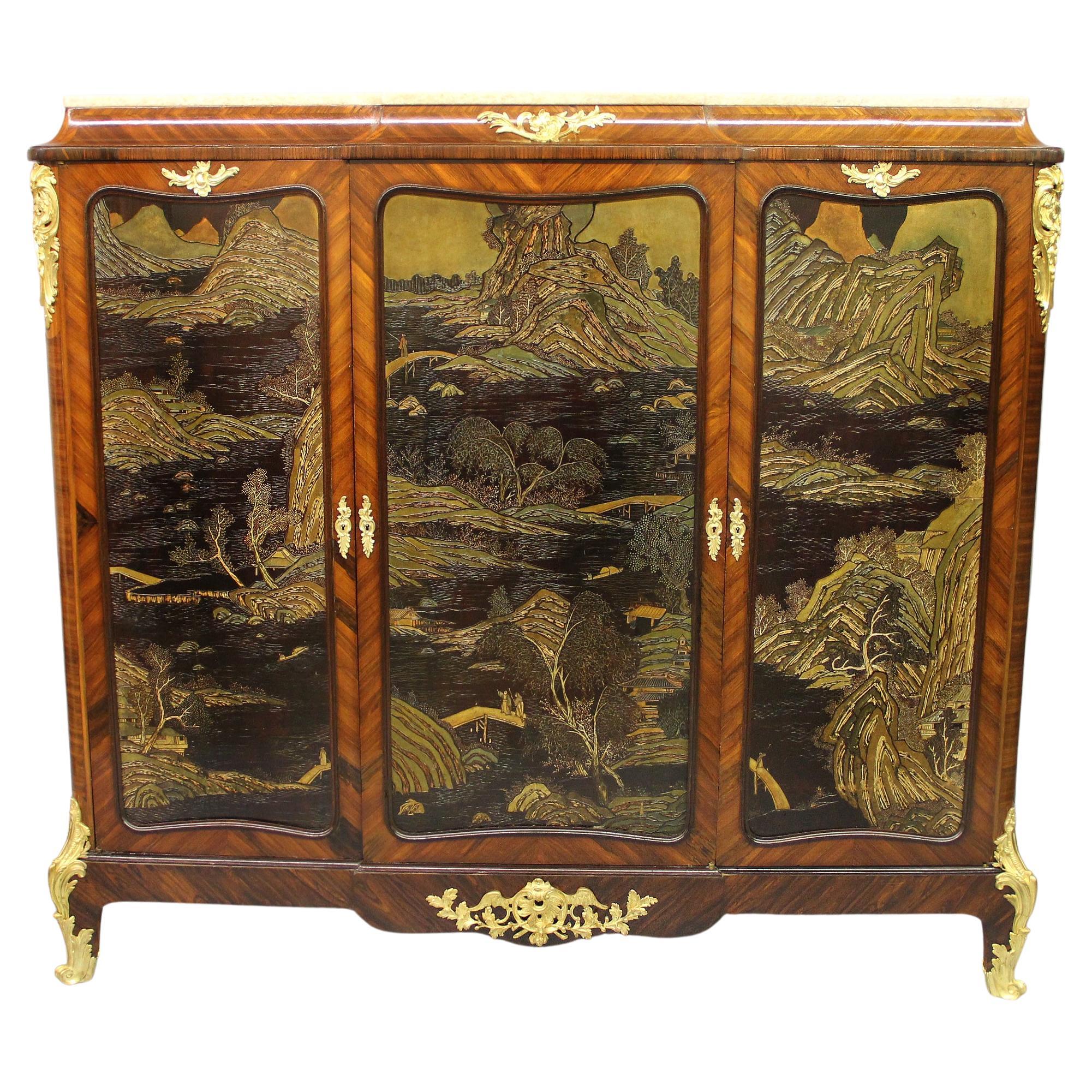 Intéressant meuble de rangement chinoiserie du 19ème siècle monté sur bronze doré de L. Bontemps
