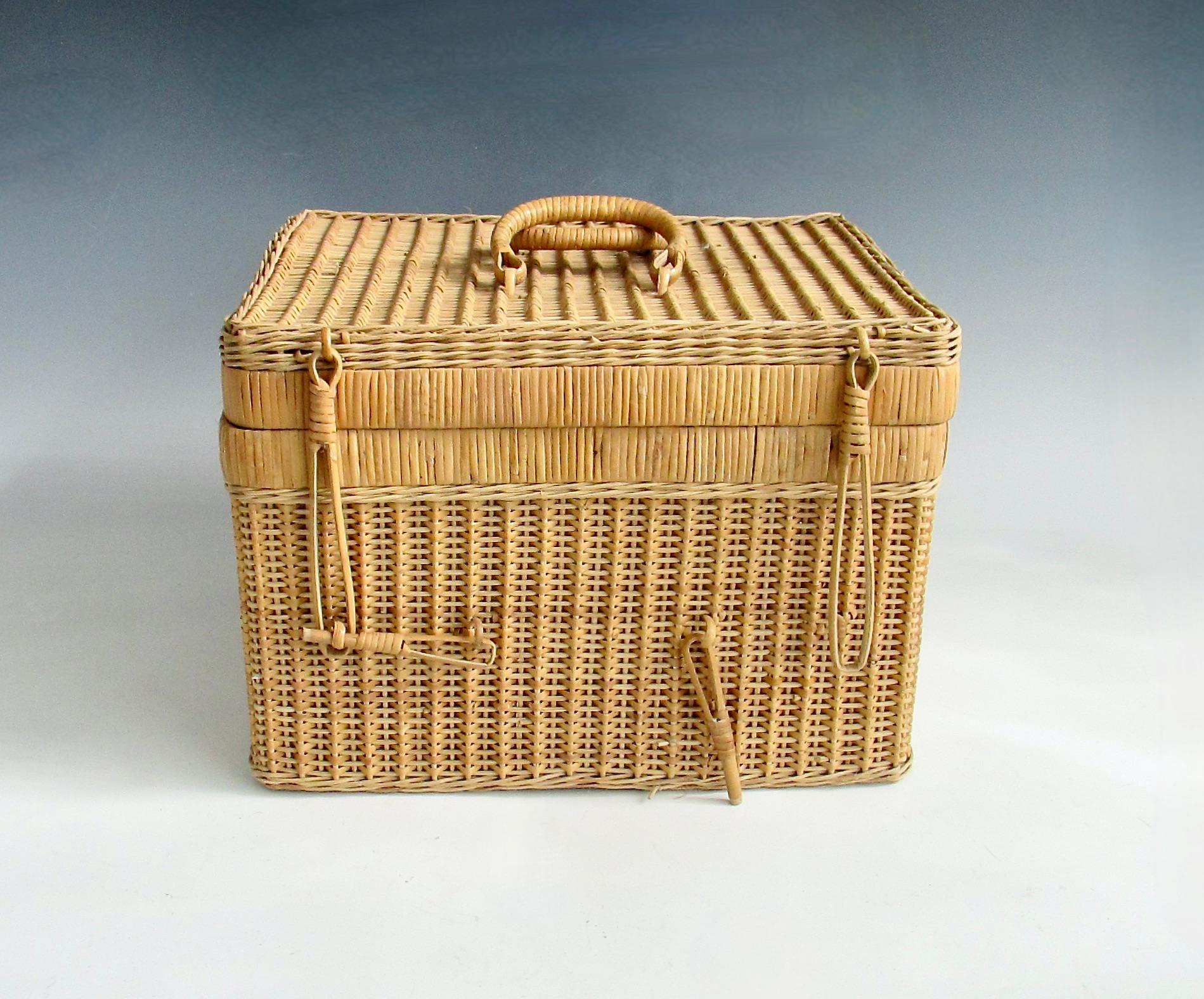 Interesting and decorative wicker picnic basket For Sale 3