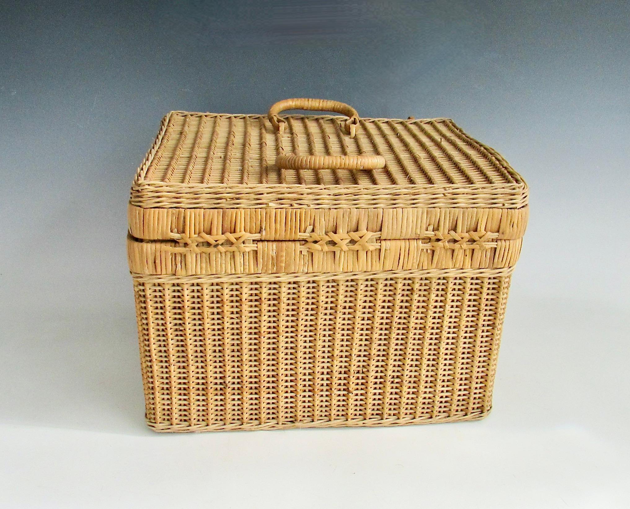 Unknown Interesting and decorative wicker picnic basket For Sale