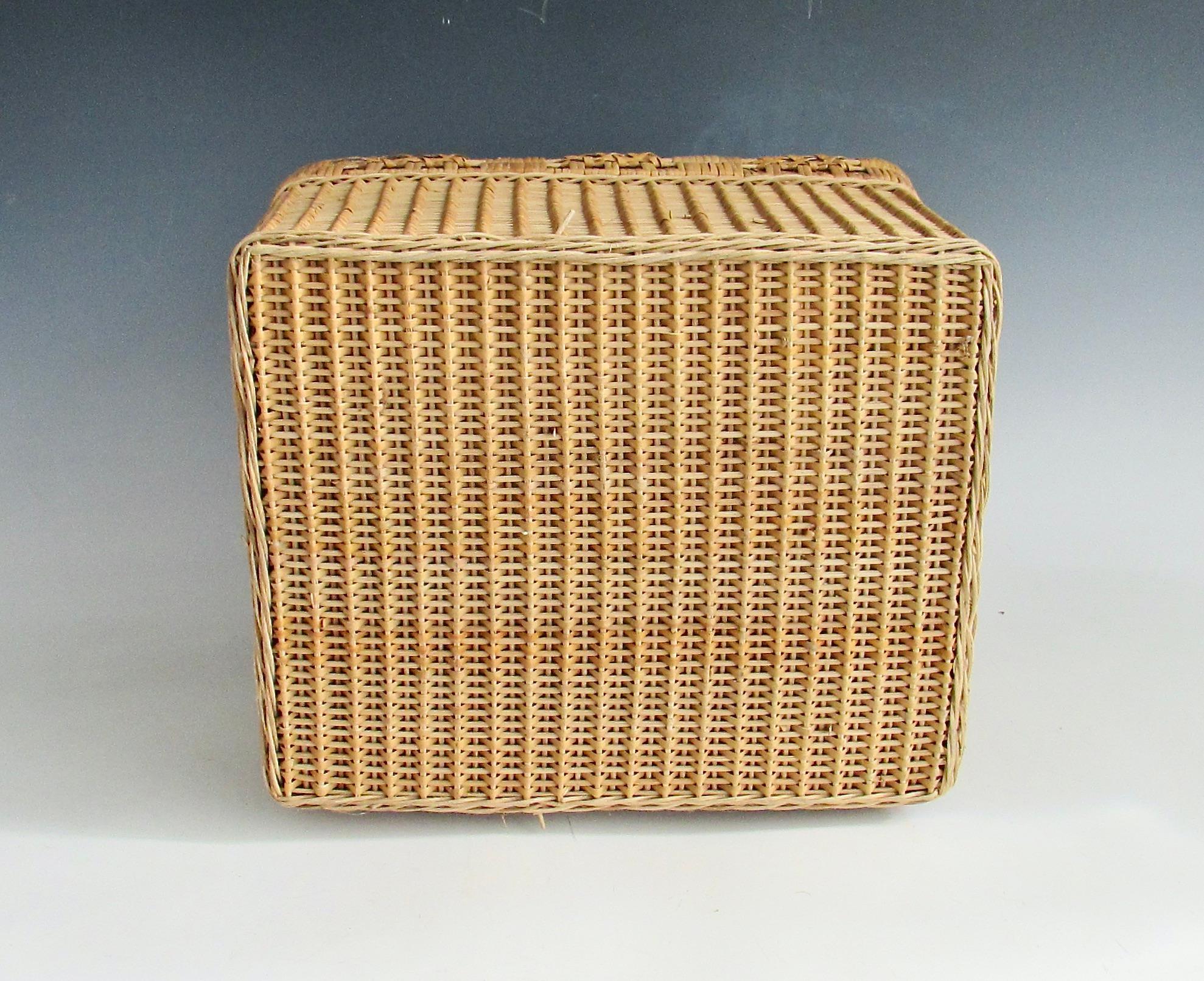 Interesting and decorative wicker picnic basket In Good Condition For Sale In Ferndale, MI