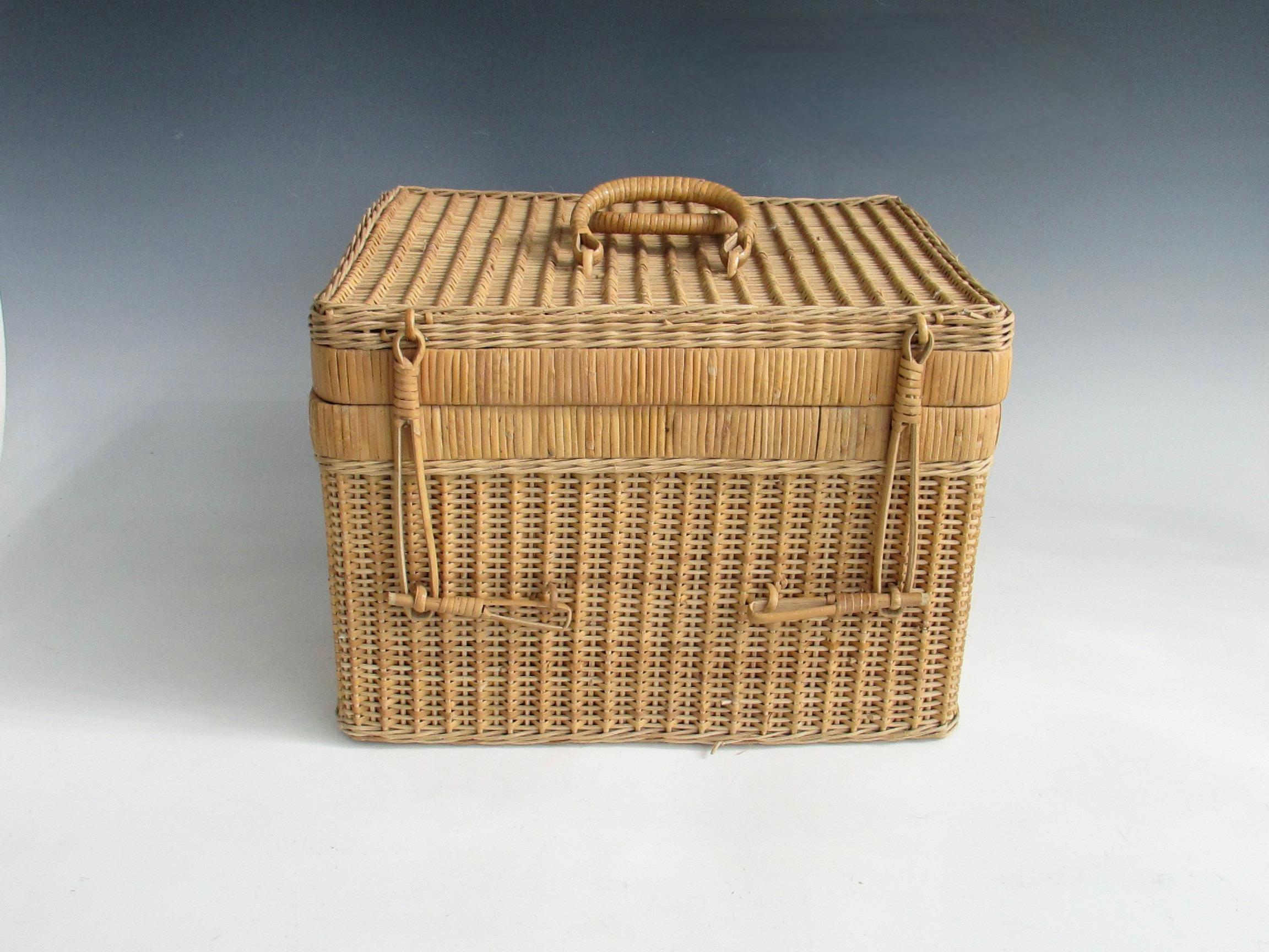 20th Century Interesting and decorative wicker picnic basket For Sale