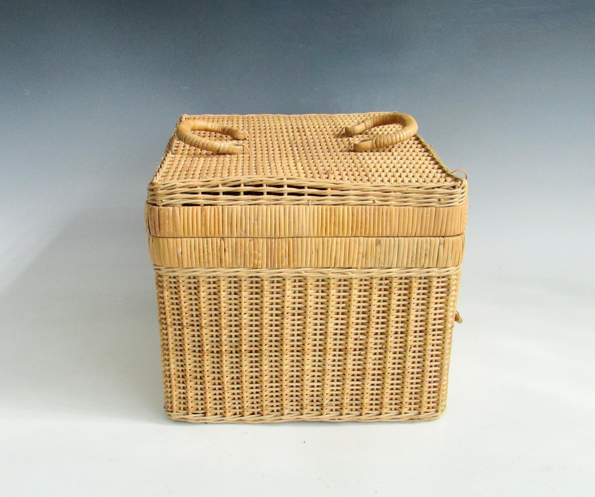 Interesting and decorative wicker picnic basket For Sale 1