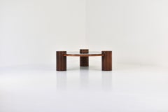 Intéressante table basse brutaliste en wengé et verre fumé des années 1950