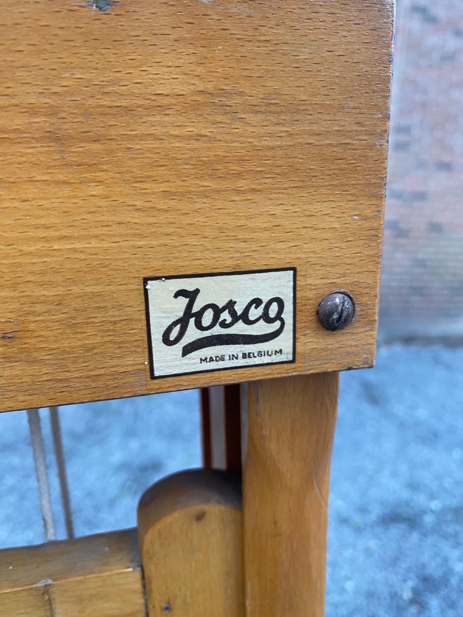 Interessante doppelseitige Schultafel mit System der Marke JOSCO, um 1950.
Guter Zustand, die schwarze Farbe ist abgenutzt, sie muss eventuell neu lackiert werden.
Es ist doppelseitig, und die Platten gleiten dank eines Rollensystems.
Ideal für