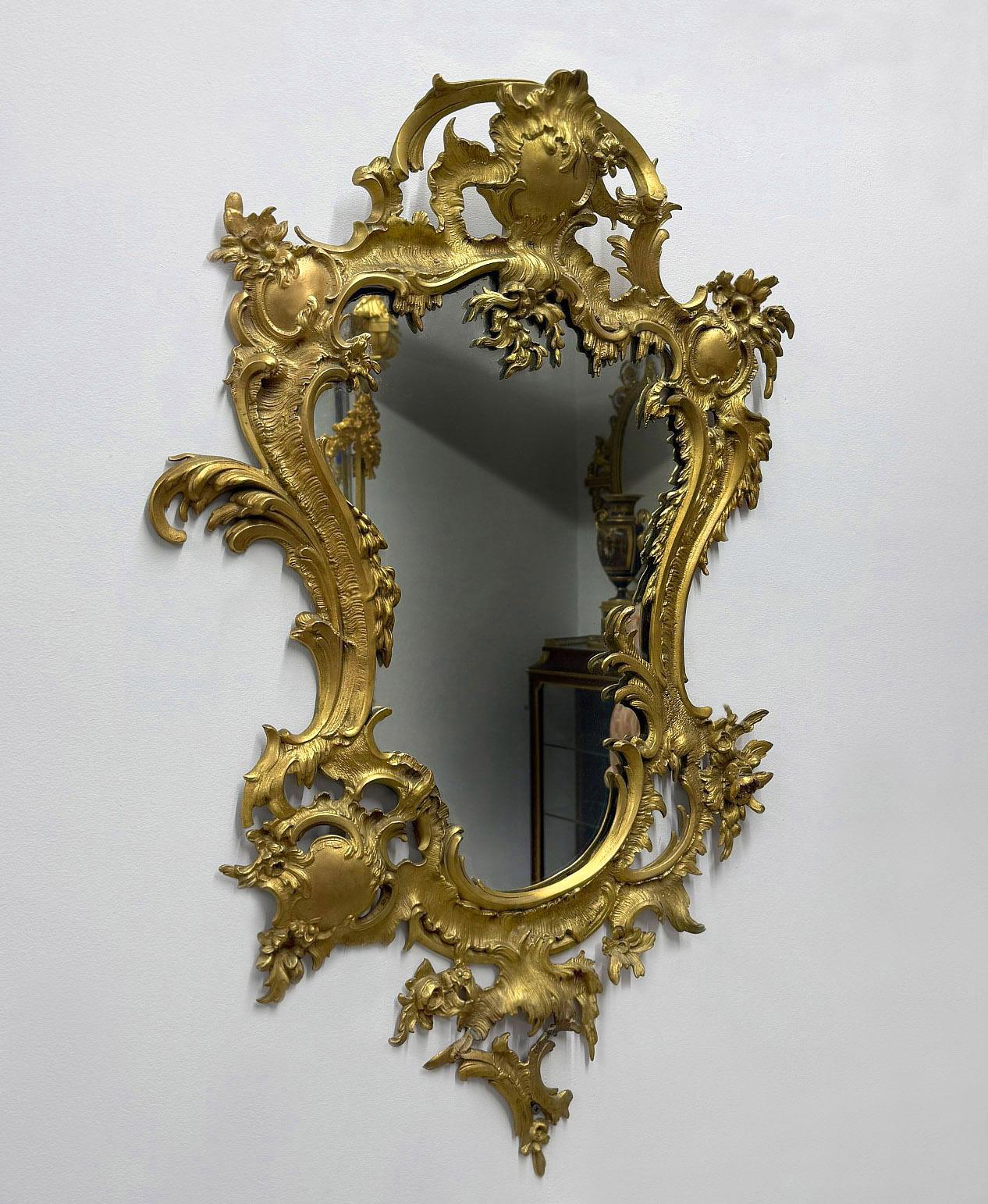 Ein interessanter Spiegel aus vergoldeter Bronze im Rokoko-Stil des frühen 20.


Ein durchbrochenes Blattmuster mit Akanthusblättern umgibt blinde Kartuschen und blühende Blumen.

Einzelheiten:
Höhe - 33 Zoll / 84cm
Breite - 22 Zoll / 56cm