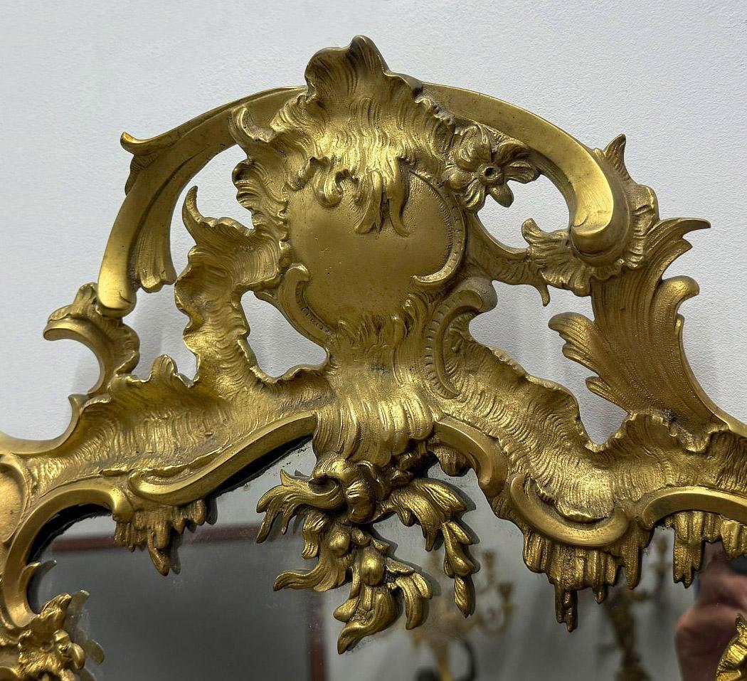 Interessanter Spiegel aus vergoldeter Bronze im Rokoko-Stil des frühen 20. (Französisch) im Angebot