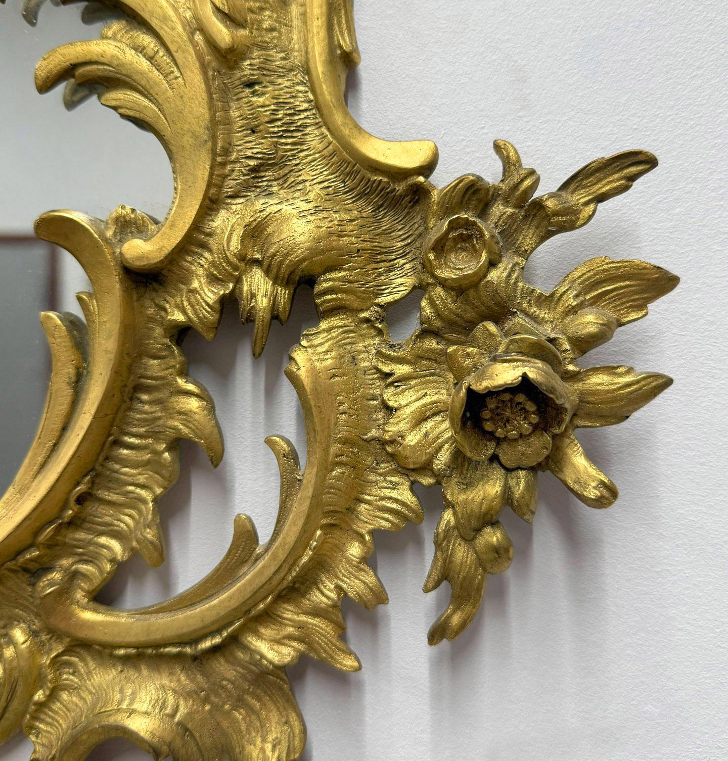 Interessanter Spiegel aus vergoldeter Bronze im Rokoko-Stil des frühen 20. (Vergoldet) im Angebot