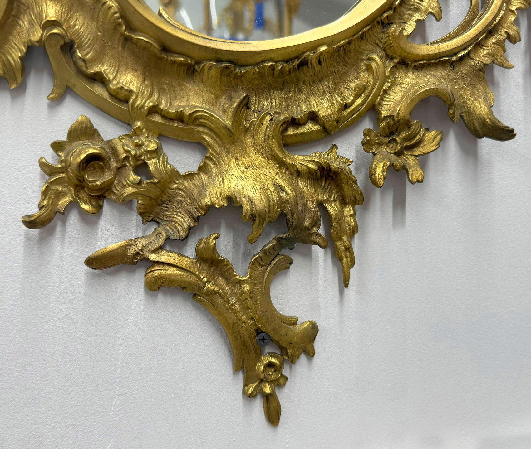 Interessanter Spiegel aus vergoldeter Bronze im Rokoko-Stil des frühen 20. im Zustand „Gut“ im Angebot in Long Island City, NY