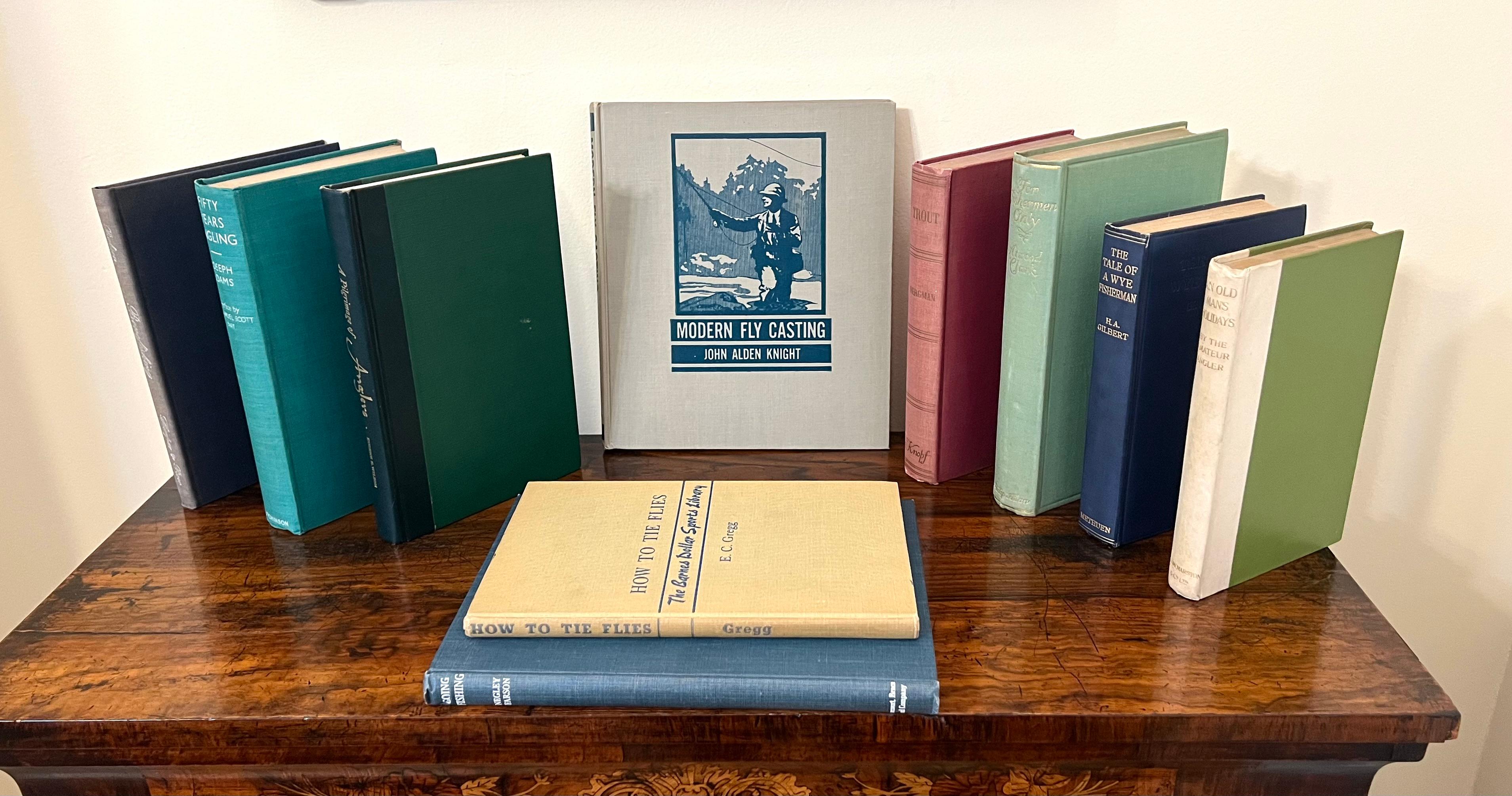 Intéressant ensemble de 13 livres vintage sur la pêche à la mouche, y compris des premières éditions. Bon état - En vente à San Francisco, CA