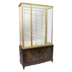 Intéressante vitrine de la fin du 19ème siècle en bronze doré et laque