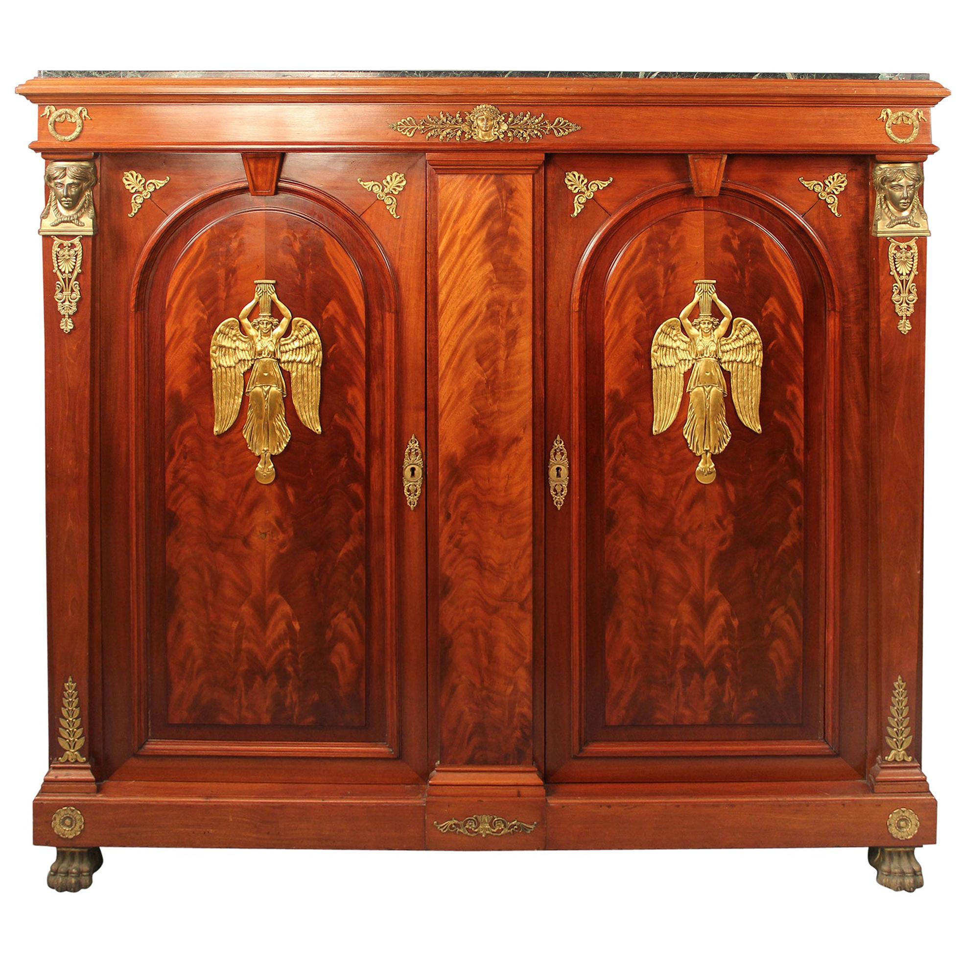 Intéressant meuble de rangement de style Empire monté sur bronze doré de la fin du 19ème siècle en vente