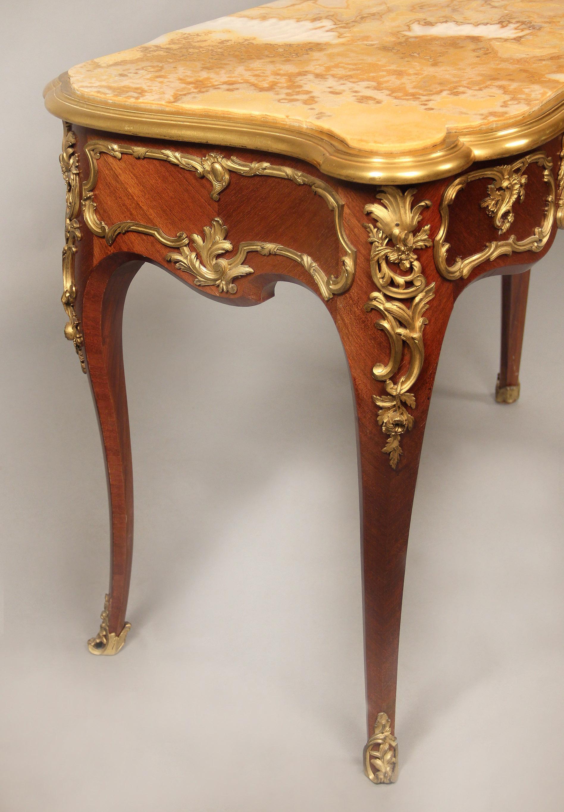 Interessanter Tisch mit vergoldeter Bronze und Onyxplatte aus dem späten 19. Jahrhundert von Henry Dasson (Französisch) im Angebot