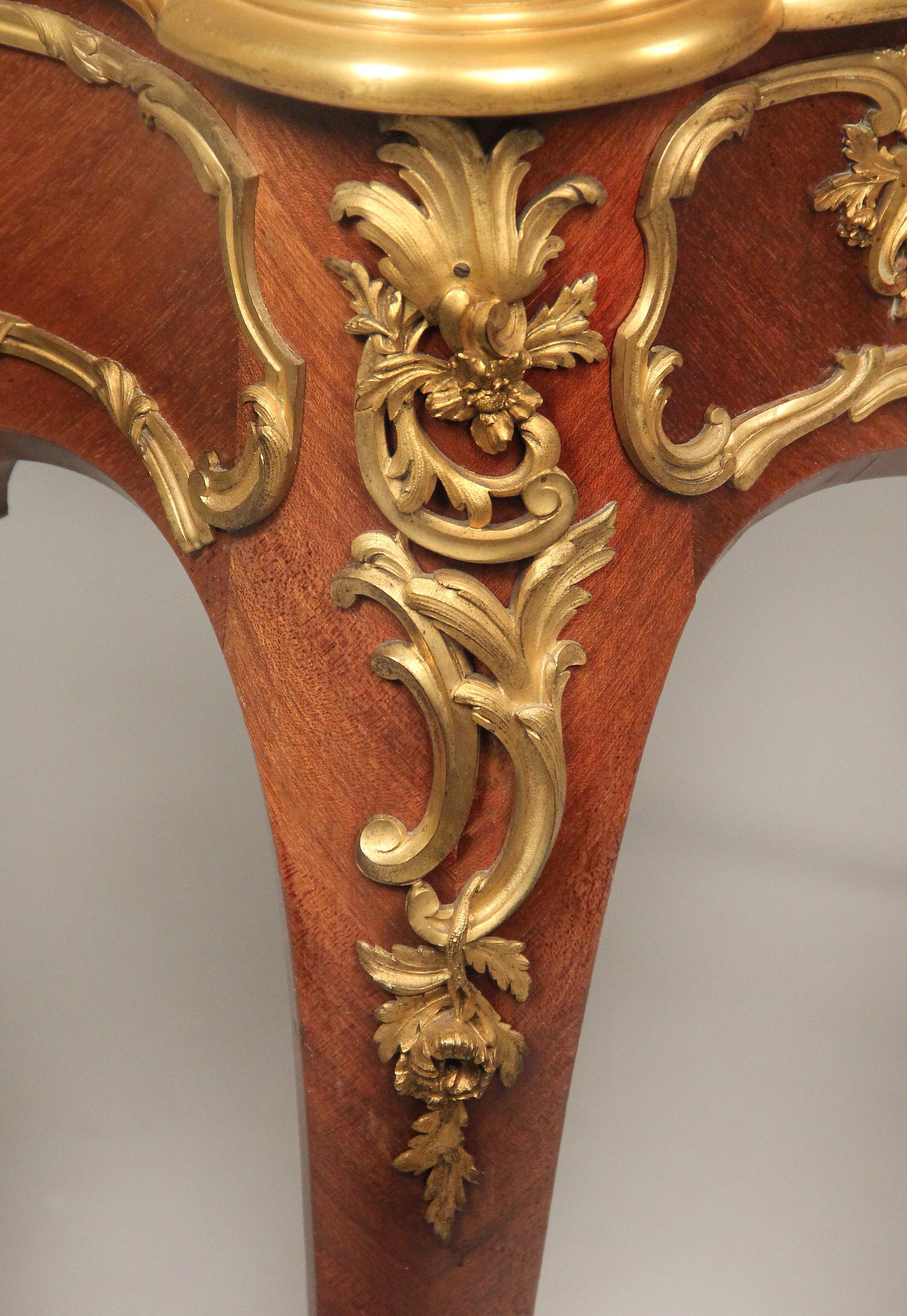Doré Intéressante table à plateau en onyx montée sur bronze doré de la fin du 19ème siècle par Henry Dasson en vente
