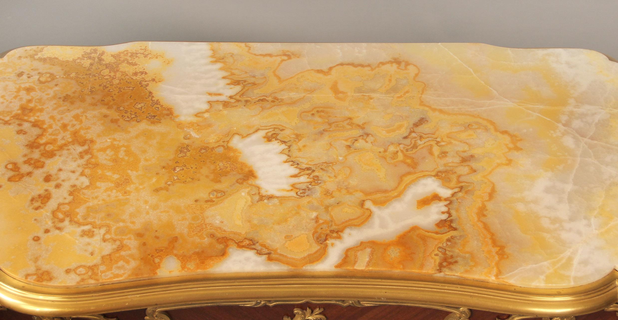 Interessanter Tisch mit vergoldeter Bronze und Onyxplatte aus dem späten 19. Jahrhundert von Henry Dasson im Zustand „Gut“ im Angebot in New York, NY