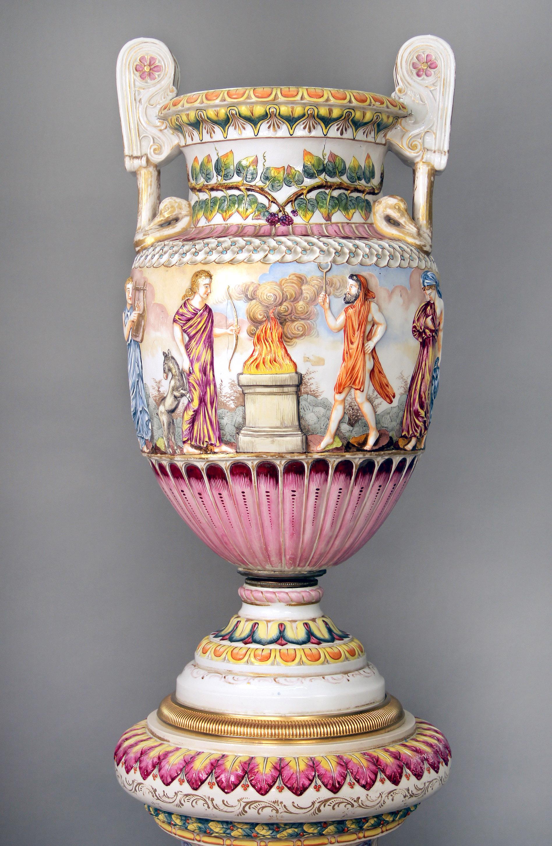Interessante italienische Capodimonte-Porzellanvase und Sockel aus dem späten 19. Jahrhundert (Belle Époque)