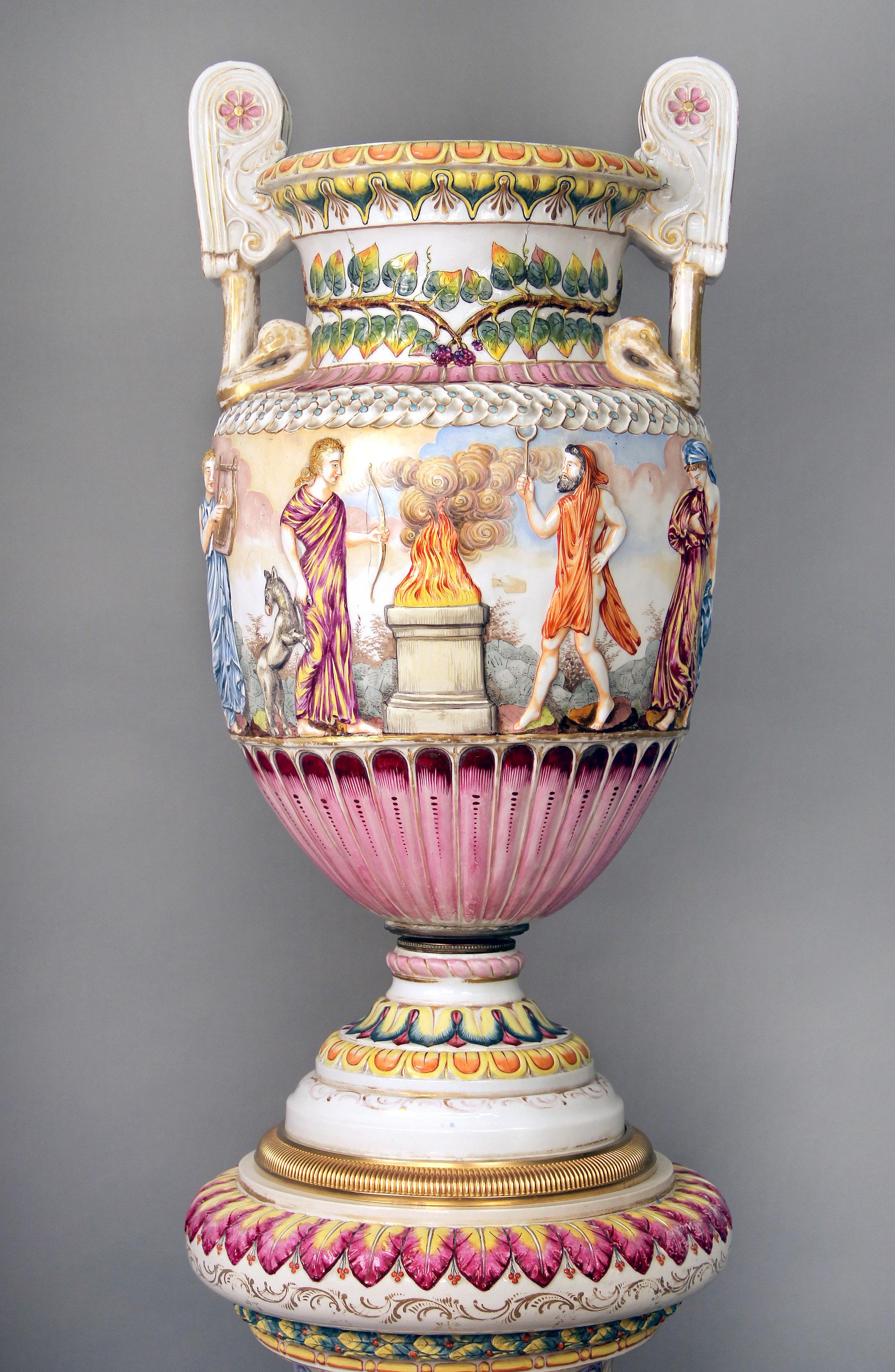 Interessante italienische Capodimonte-Porzellanvase und Sockel aus dem späten 19. Jahrhundert (Belle Époque) im Angebot