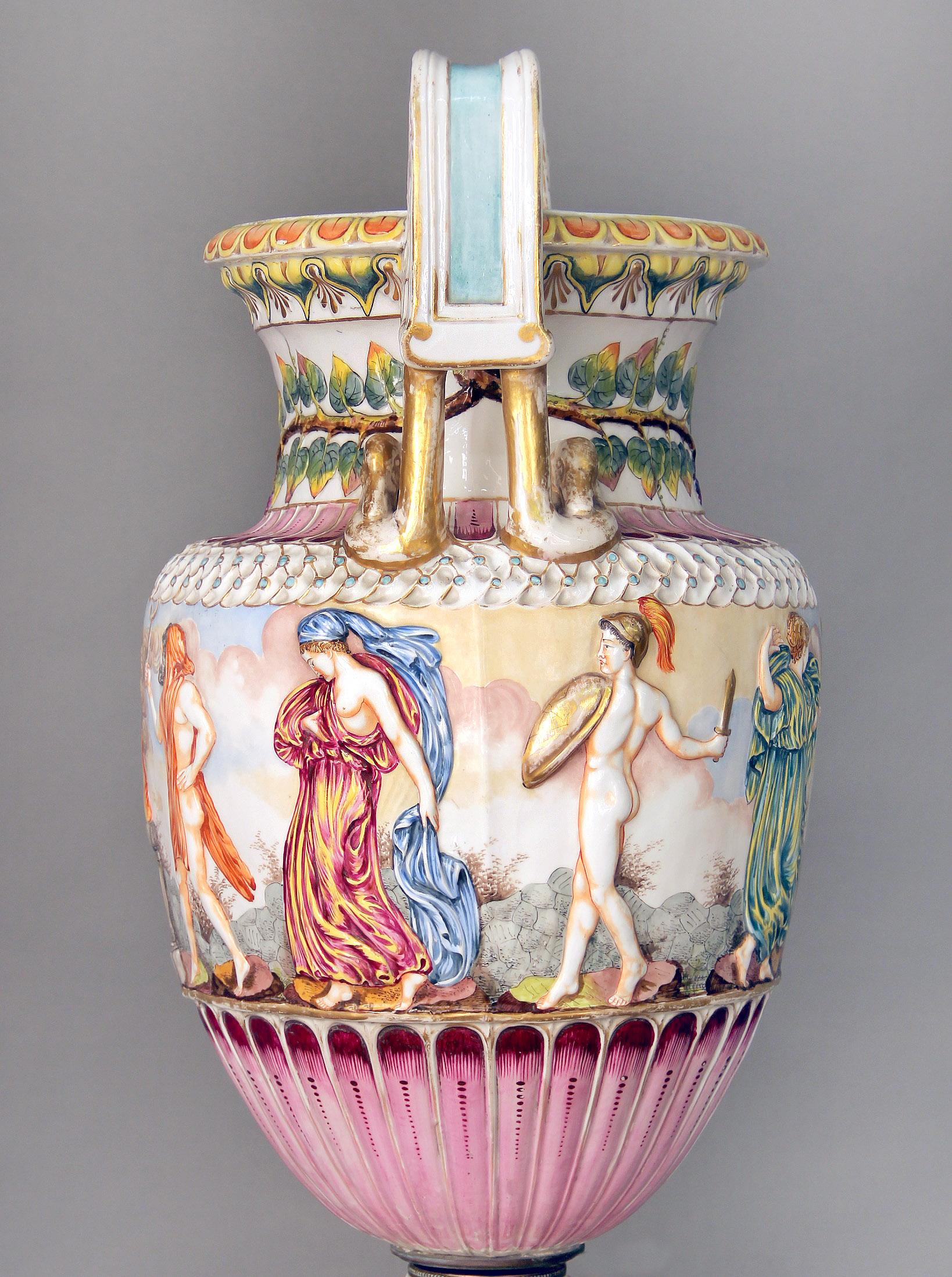 Interessante italienische Capodimonte-Porzellanvase und Sockel aus dem späten 19. Jahrhundert (Italienisch) im Angebot