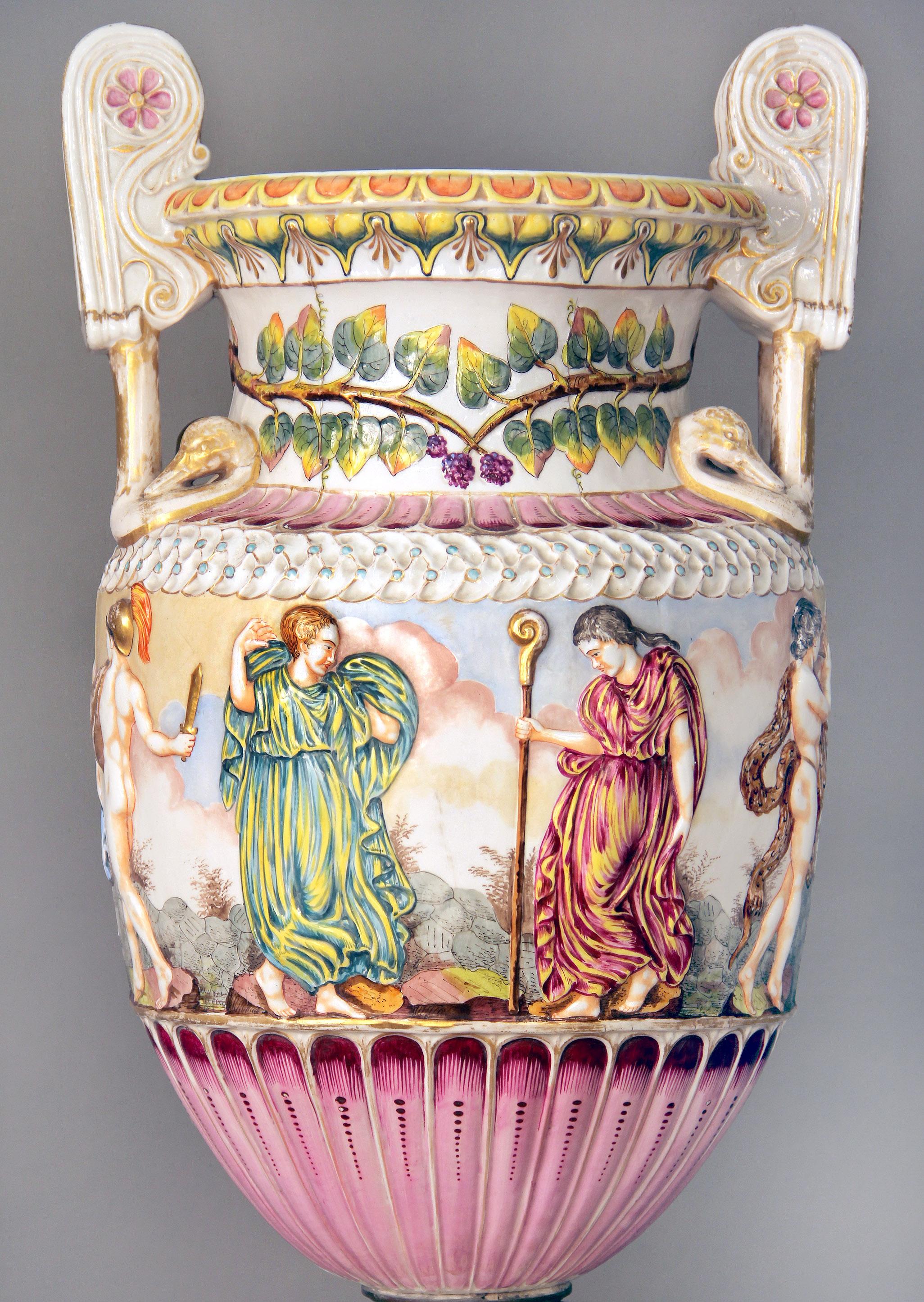 Interessante italienische Capodimonte-Porzellanvase und Sockel aus dem späten 19. Jahrhundert (Vergoldet)