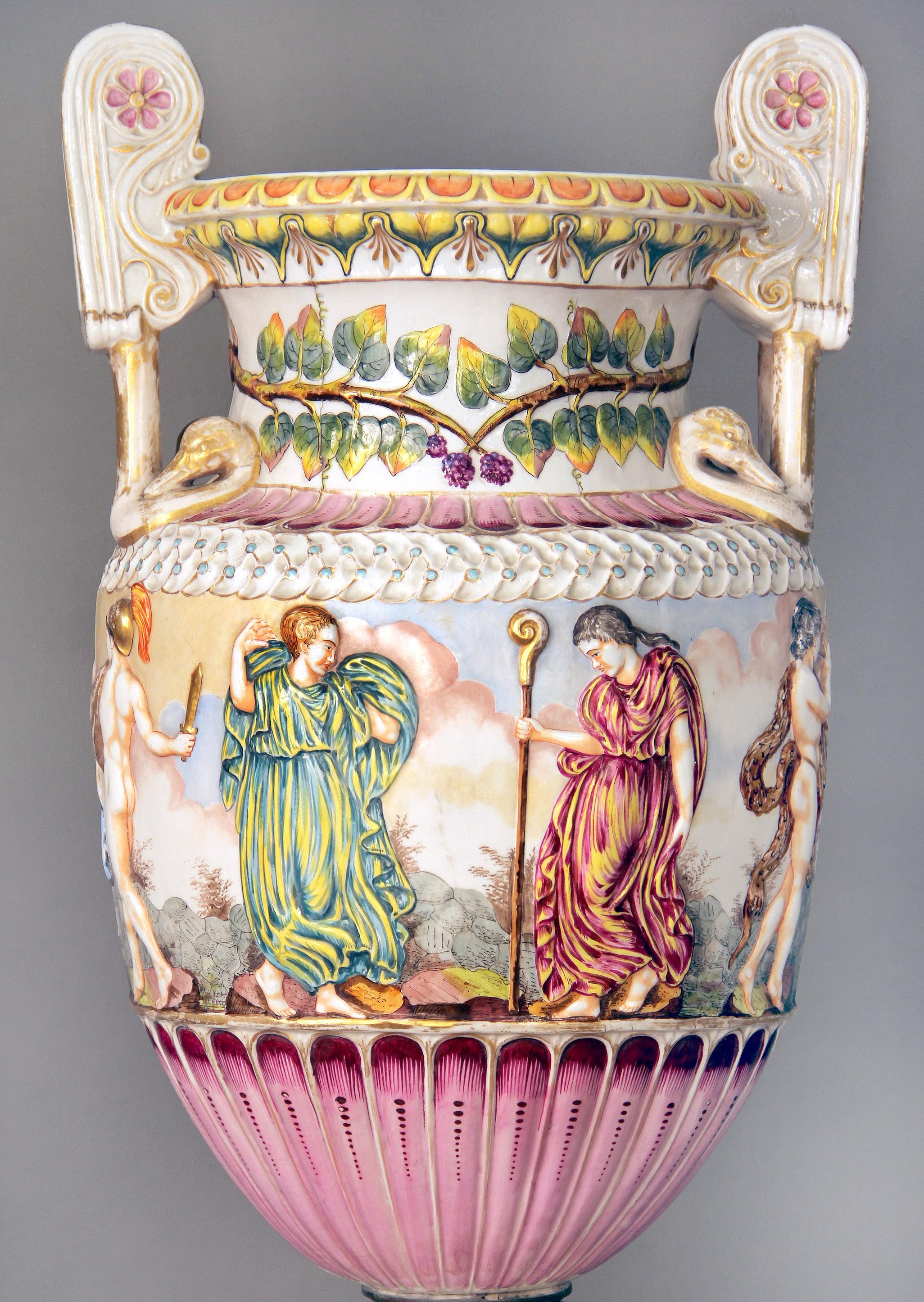 Interessante italienische Capodimonte-Porzellanvase und Sockel aus dem späten 19. Jahrhundert (Vergoldet) im Angebot