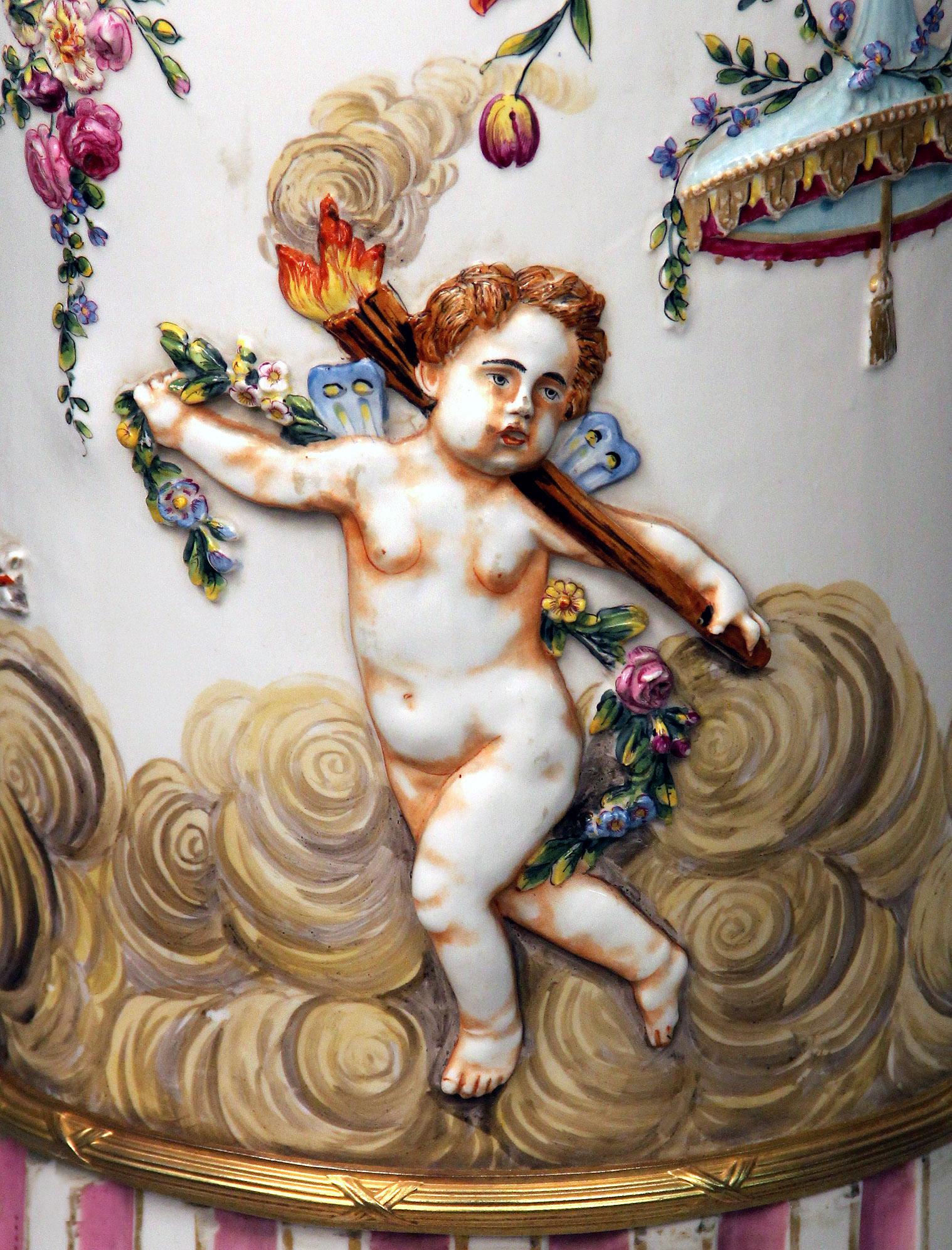 Interessante italienische Capodimonte-Porzellanvase und Sockel aus dem späten 19. Jahrhundert im Angebot 3