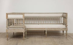 Interessantes neoklassizistisches gustavianisches L-förmiges Sofa:: Schweden:: um 1800