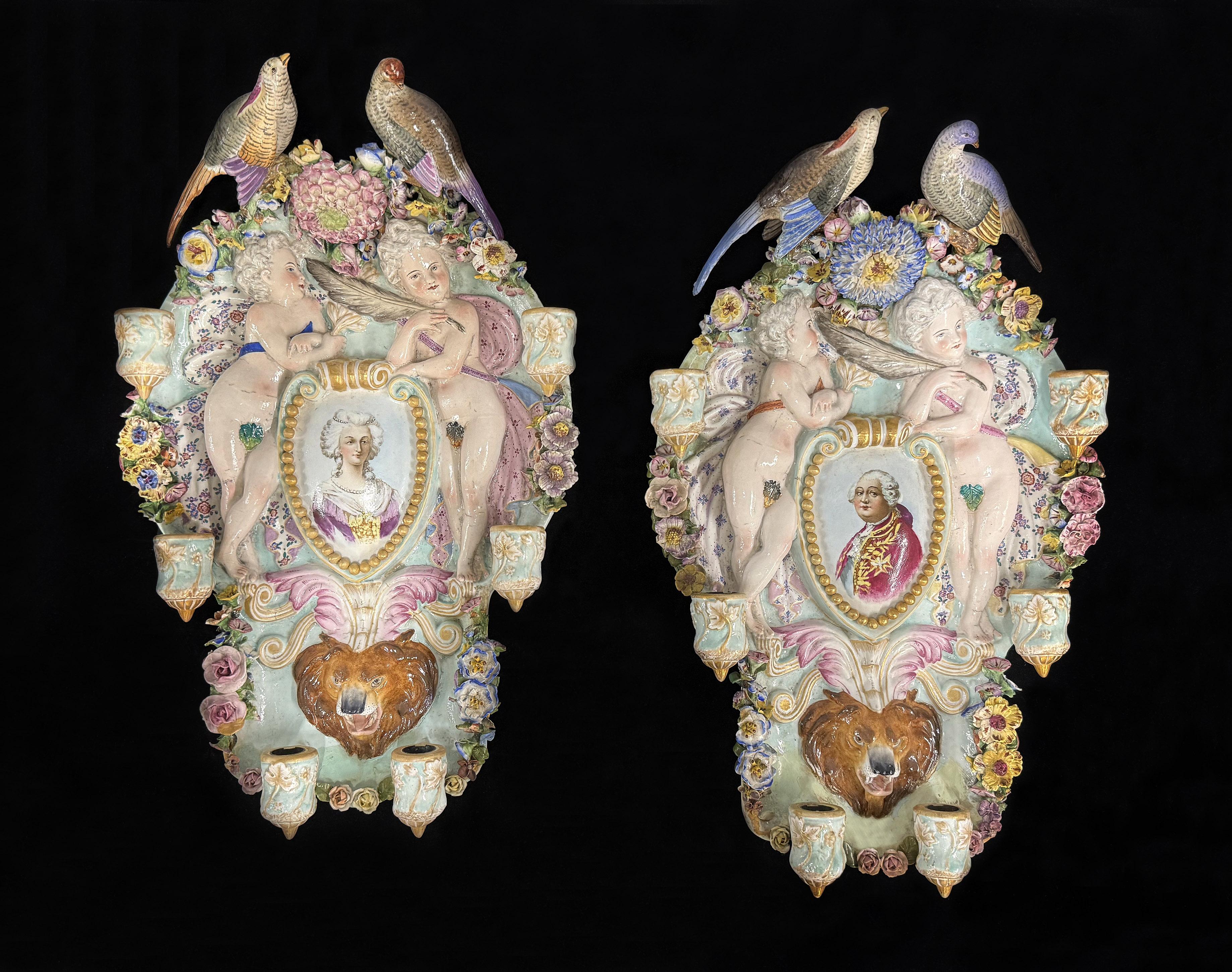 Ein interessantes Paar deutscher Porzellan-Wandleuchter des frühen 20. Jahrhunderts

Die feine Qualität Porzellan Rahmen von blühenden Blumen umgeben, die jeweils durch ein Porträt von Marie Antoinette und Louis XVI zentriert, mit großen erhöhten
