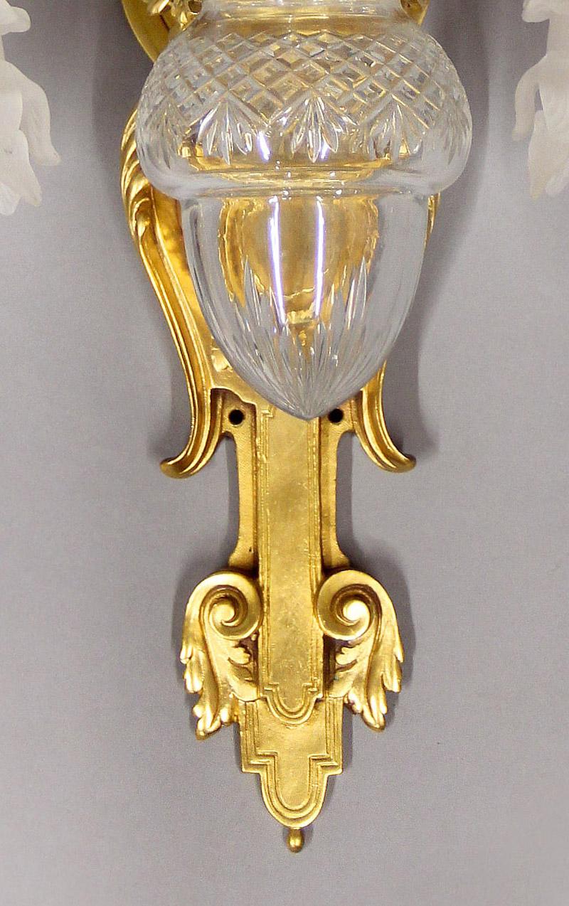 Verre Intéressante paire d'appliques à dragon à trois lumières en bronze doré de la fin du XIXe siècle en vente