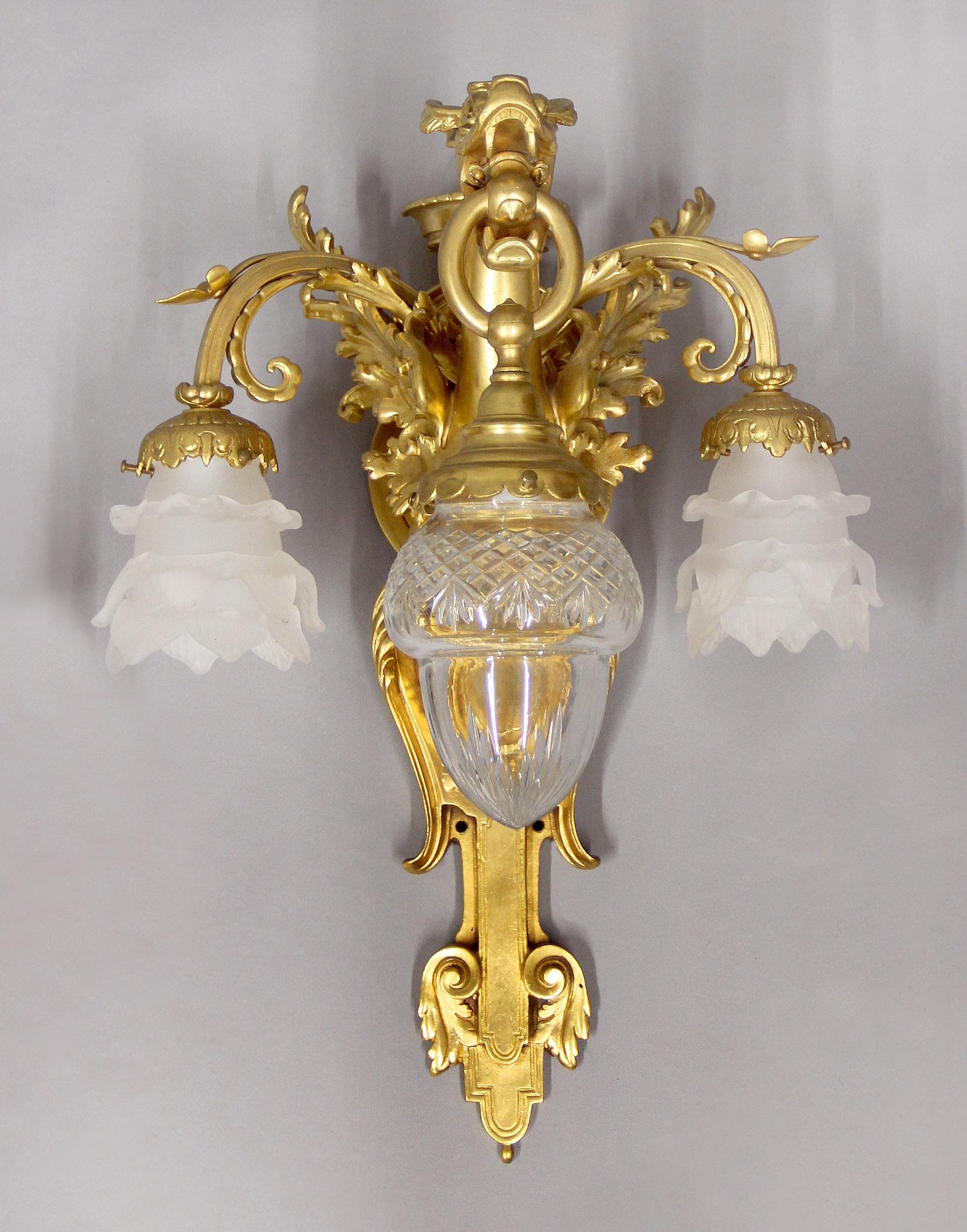 Belle Époque Intéressante paire d'appliques à dragon à trois lumières en bronze doré de la fin du XIXe siècle en vente