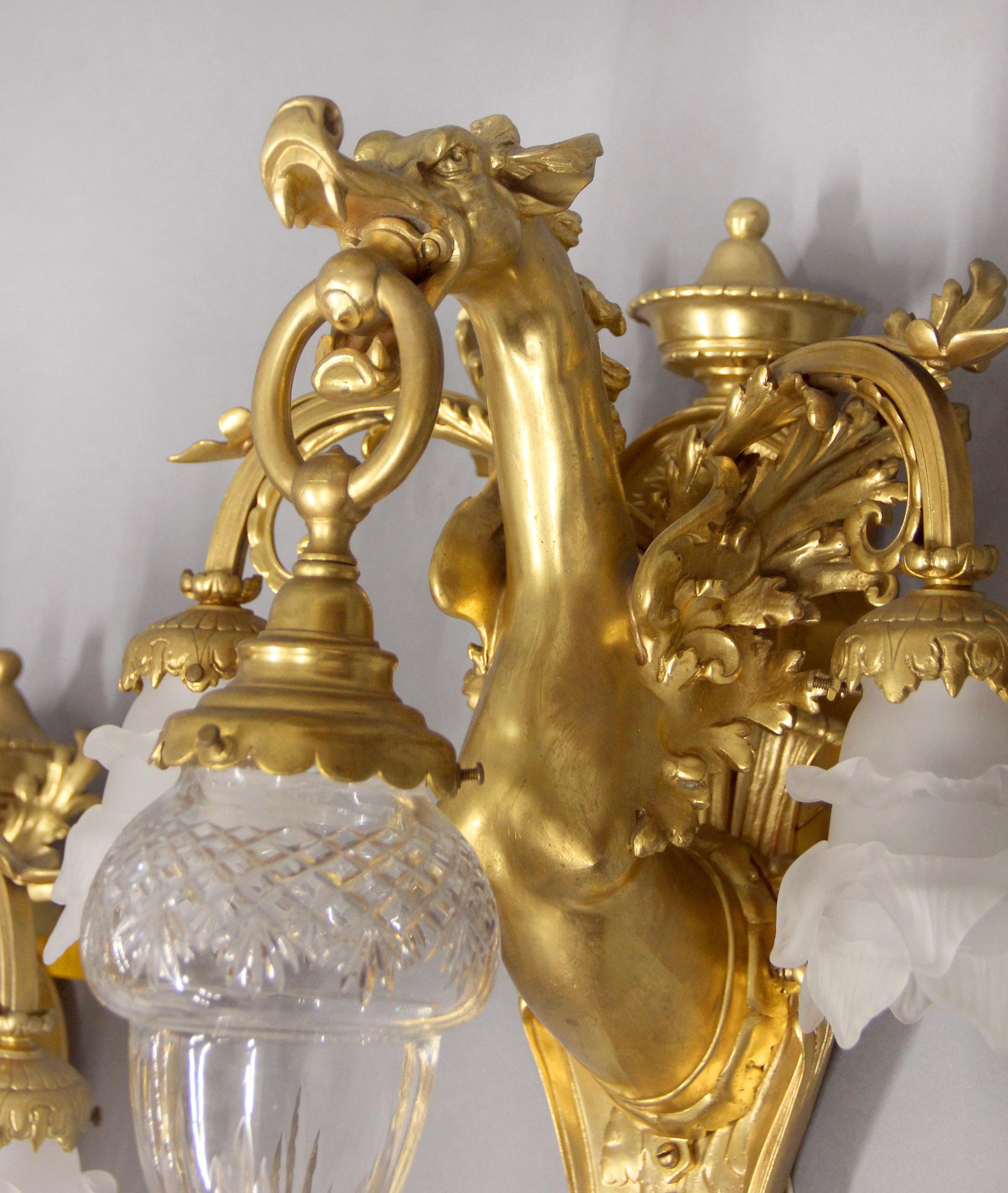 Français Intéressante paire d'appliques à dragon à trois lumières en bronze doré de la fin du XIXe siècle en vente