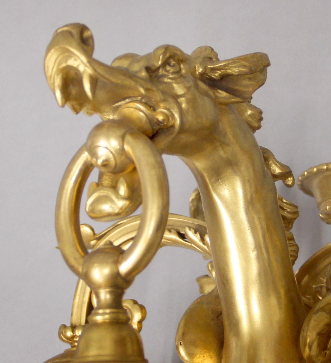 Intéressante paire d'appliques à dragon à trois lumières en bronze doré de la fin du XIXe siècle Bon état - En vente à Long Island City, NY