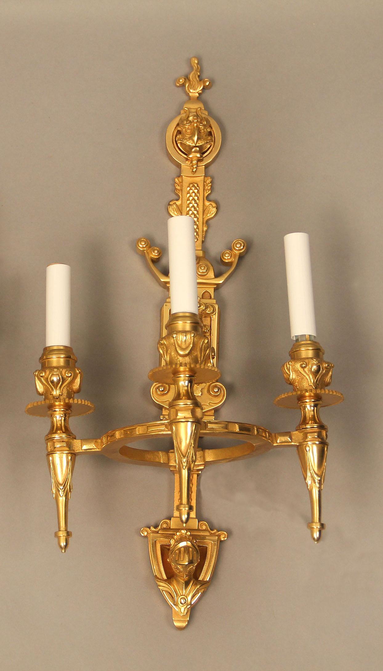 Interessantes Paar vergoldeter Bronze-Wandleuchter aus dem späten 19. Jahrhundert mit drei Lichtern (Belle Époque) im Angebot