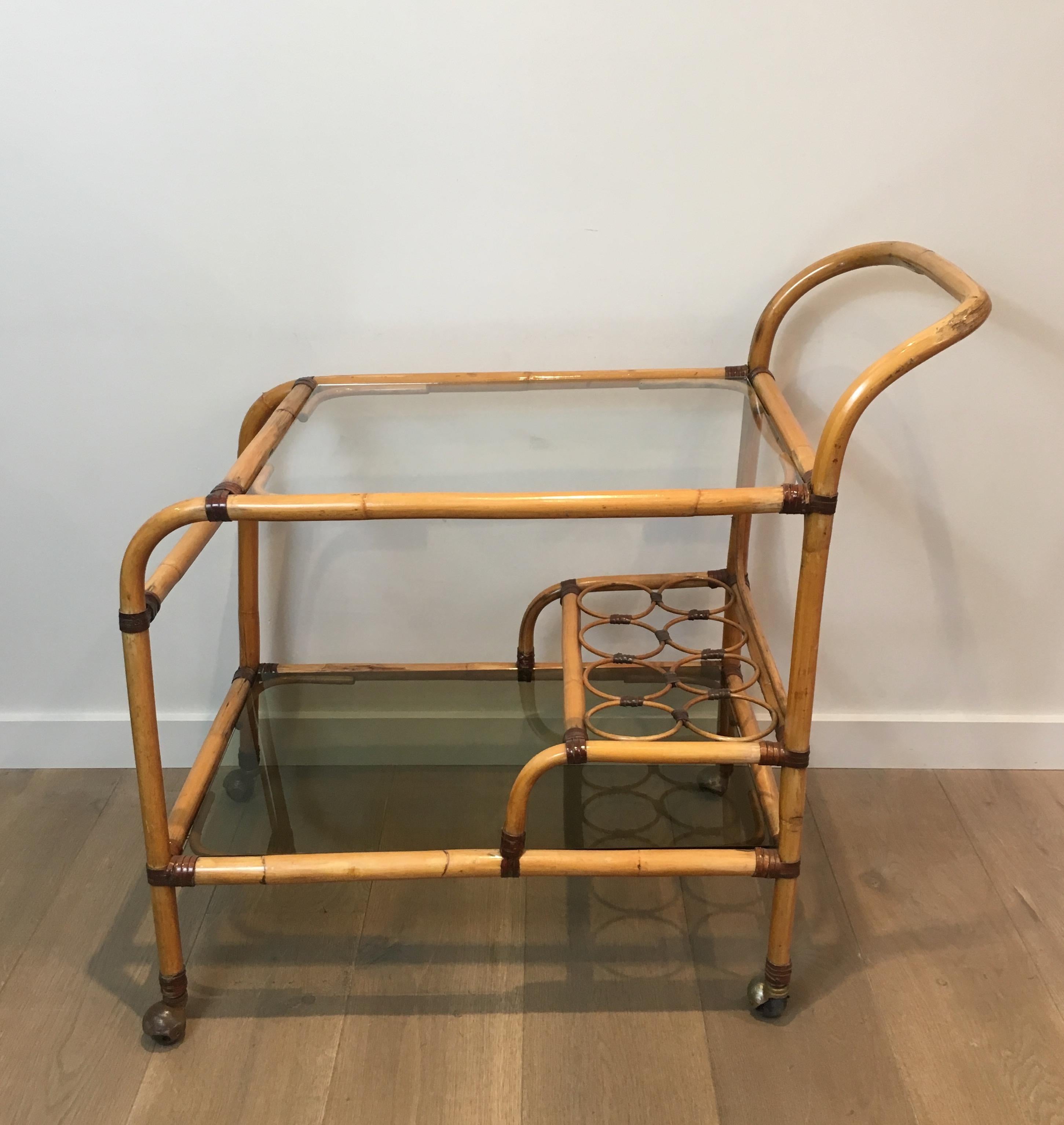 Intéressant chariot à boissons en rotin avec liens en cuir:: français:: circa 1950 en vente 5