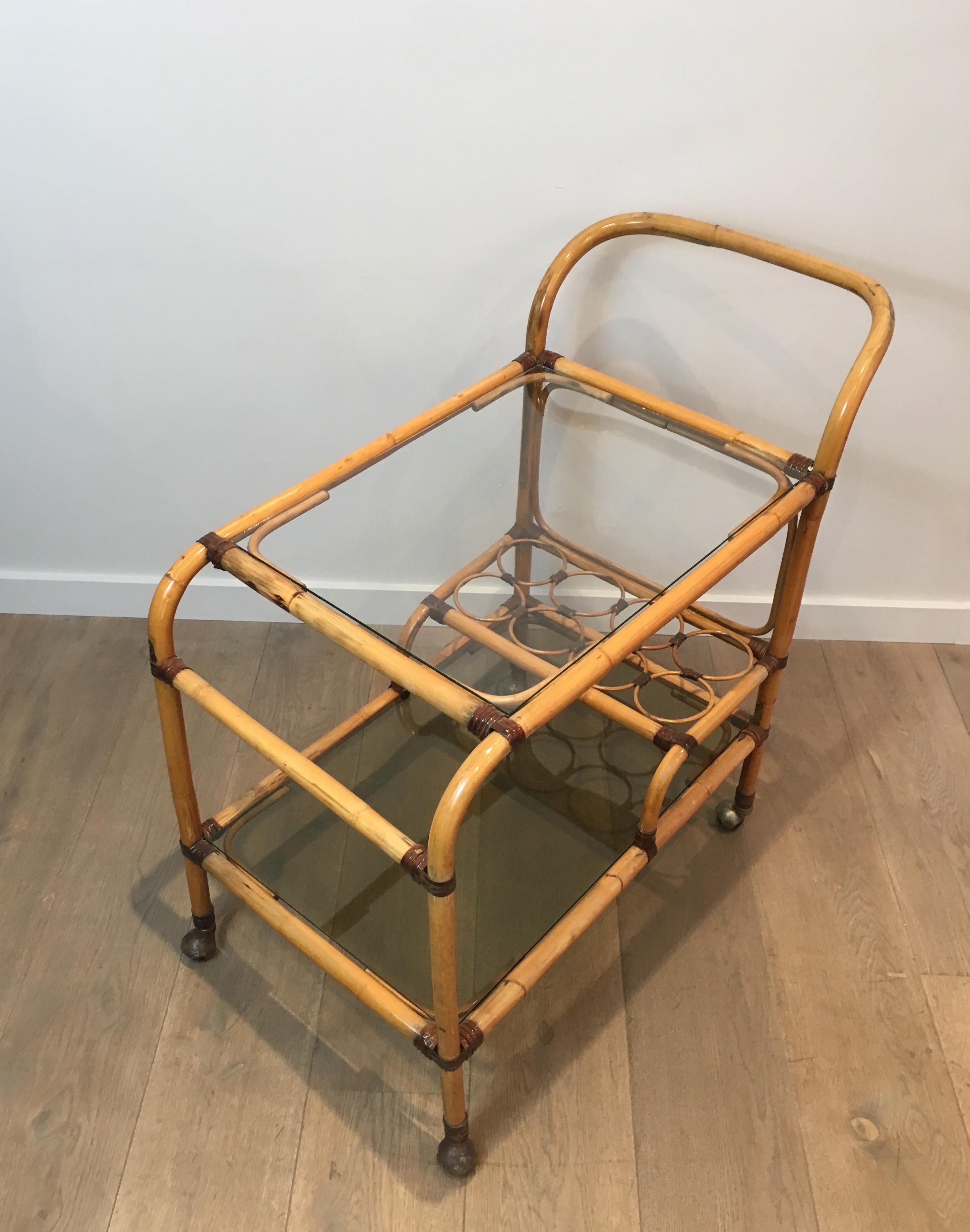 Intéressant chariot à boissons en rotin avec liens en cuir:: français:: circa 1950 en vente 2