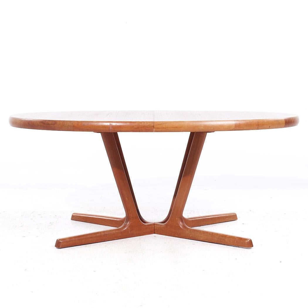 Collection S S. Table de salle à manger danoise en teck du milieu du siècle dernier

Cette table de salle à manger mesure : 68,5 de large x 47,25 de profond x 28,5 de haut, avec un dégagement pour les chaises de 26,25 pouces.

Tous les meubles