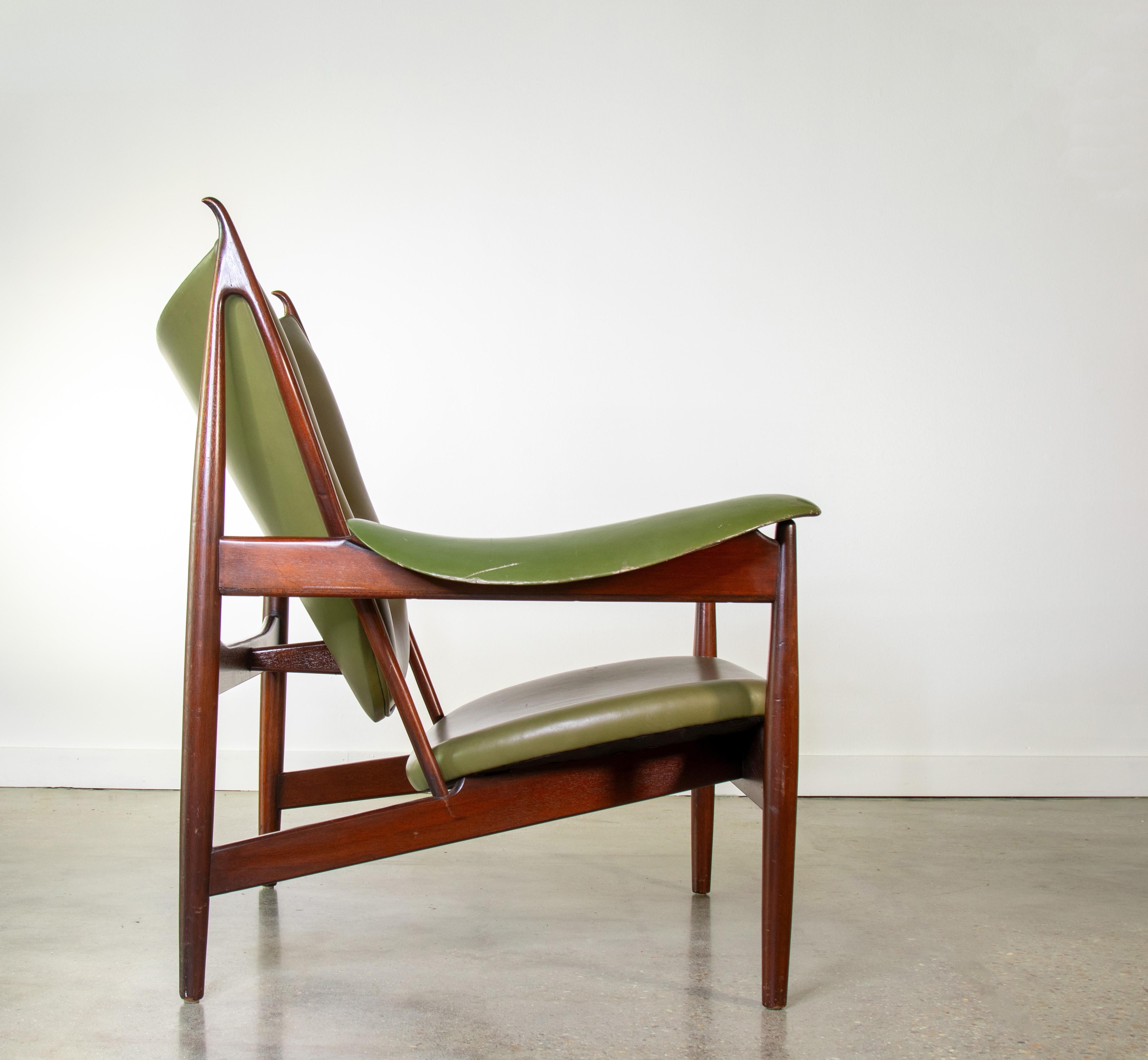 Chaise de chef en acajou et cuir vert.  Il s'agit d'un remake fidèle produit par Interior Crafts de Chicago au milieu et à la fin des années 1990.  La chaise a été fabriquée pour structure stores, une marque de vêtements américaine.  Interior Crafts