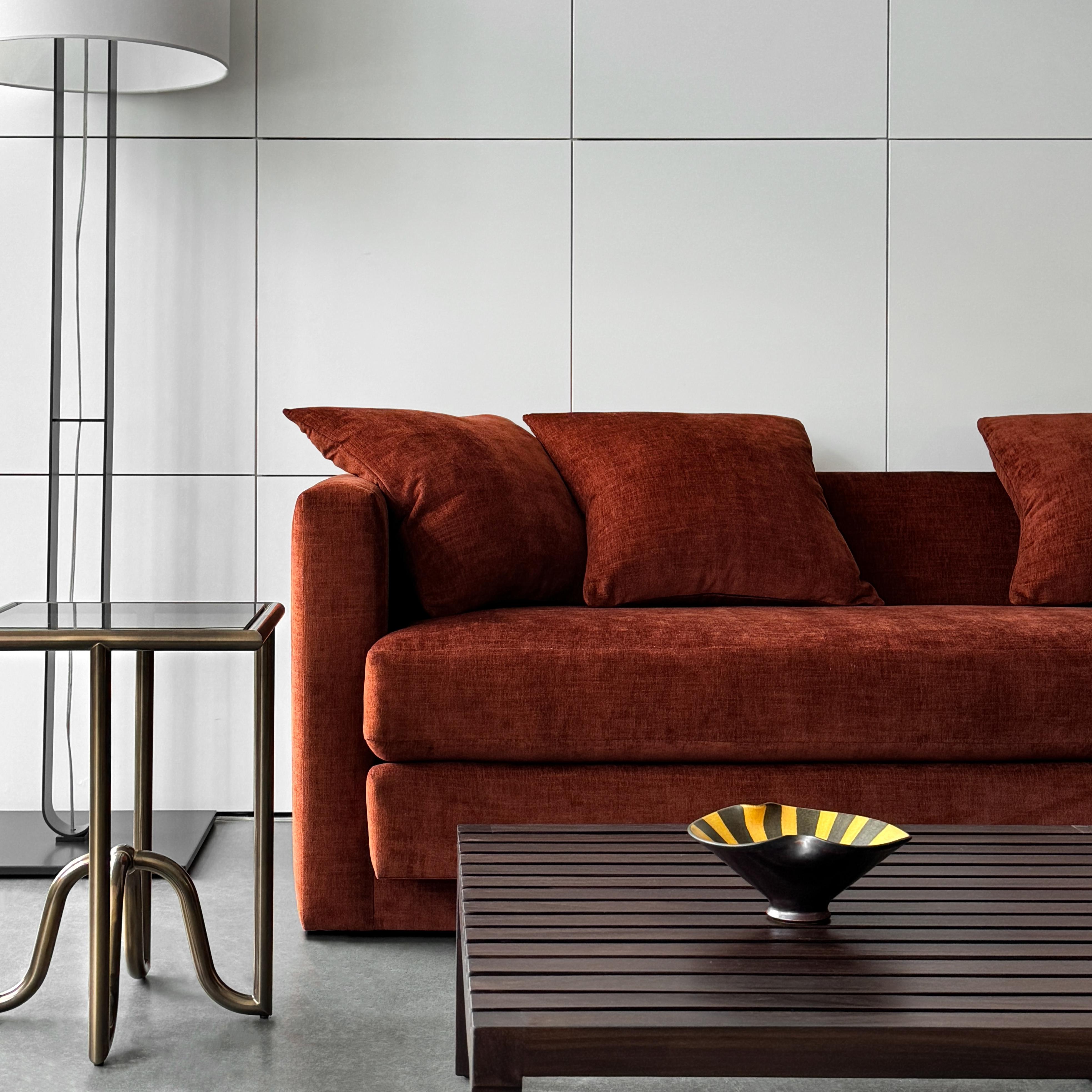 Interior Crafts Smoking-Sofas mit Kissenrückenlehne aus Chenille (Moderne) im Angebot