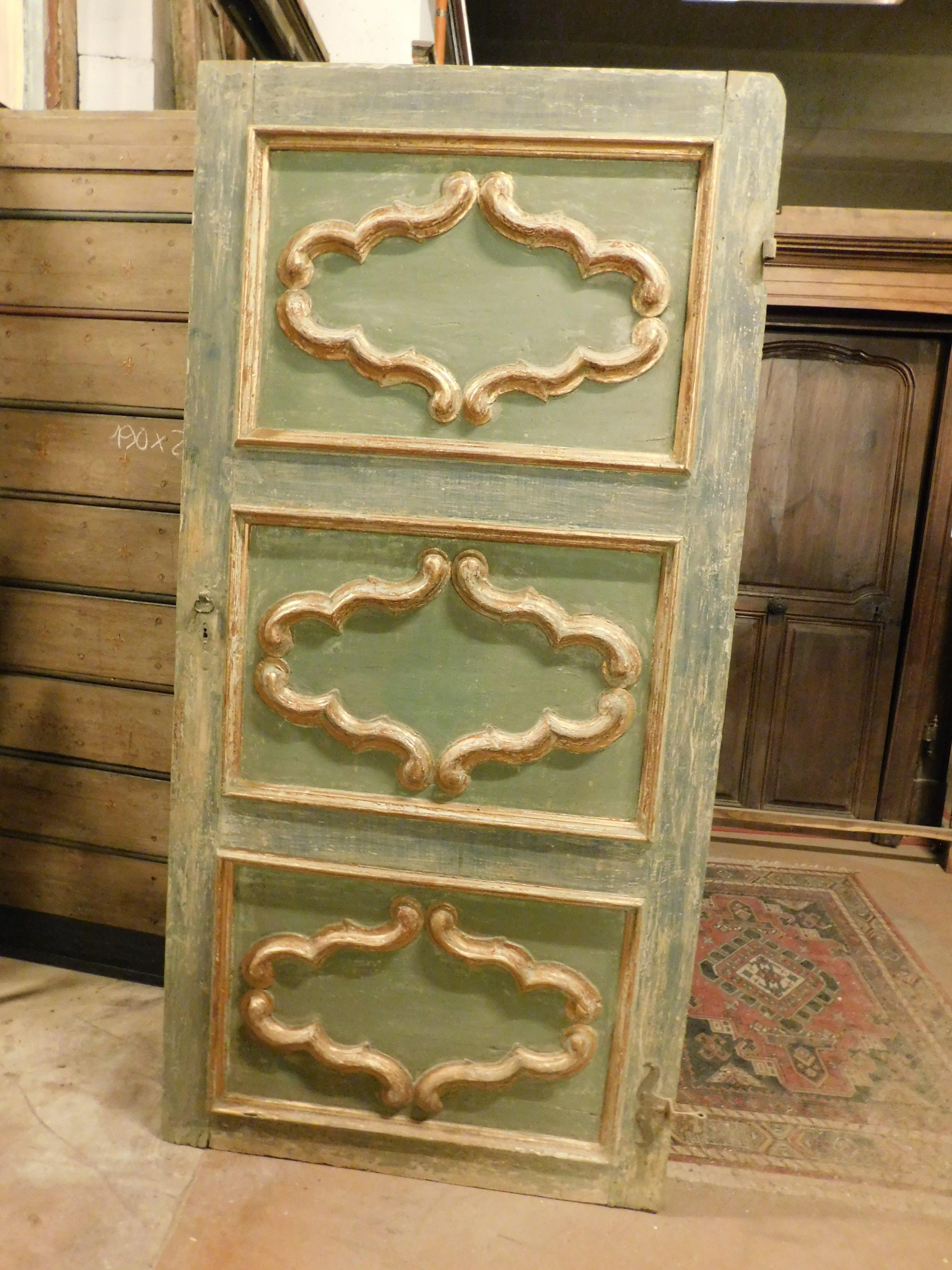 Antigua puerta barroca de interior, original en fina laca primera (la puerta nació hace siglos en estos colores, y la pátina se la dan los siglos de envejecimiento) con tonos azules y verdes, es una puerta de una sola hoja pero sin marco, con