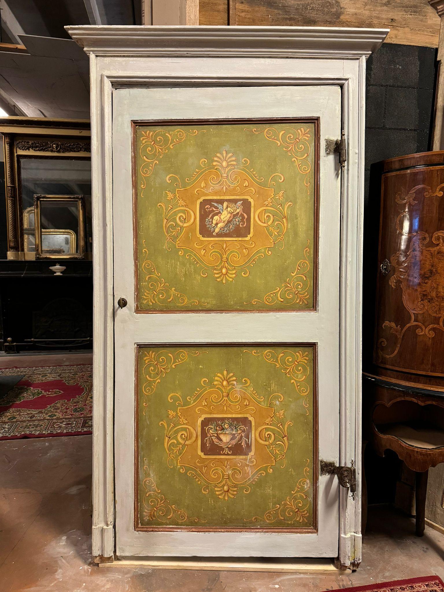 Antigua puerta interior de madera lacada, ricamente pintada con querubines y ángeles, de una sola hoja con cuarterones y Completa con marco original.
Multicolor, muy extrovertida y elegante, tiene una espalda pintada más sencilla y hierros
