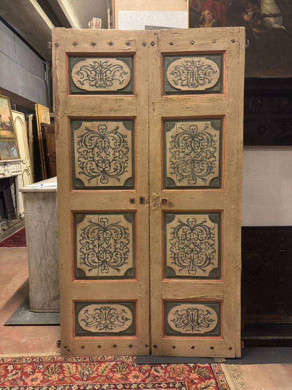 Antike Innentür aus lackiertem Holz, bestehend aus zwei Flügeln mit reich bemalten Paneelen, lackierter Rückseite und Schiebeöffnung, ohne Rahmen, da sie an der Wand montiert war. Original aus dem 18. Jahrhundert, aus Italien.
Maximale Abmessungen