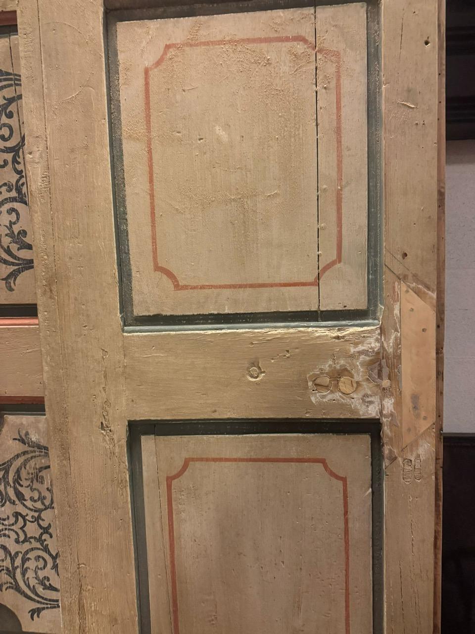 Innentür aus lackiertem Holz, zwei Blättern mit lackierten Paneelen, Italien im Zustand „Gut“ im Angebot in Cuneo, Italy (CN)