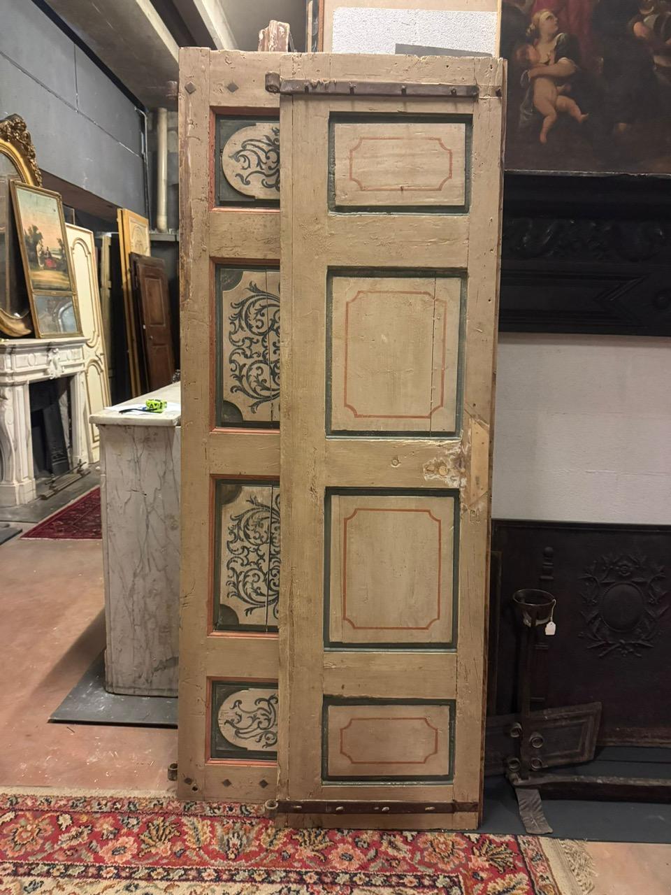 Innentür aus lackiertem Holz, zwei Blättern mit lackierten Paneelen, Italien (18. Jahrhundert und früher) im Angebot