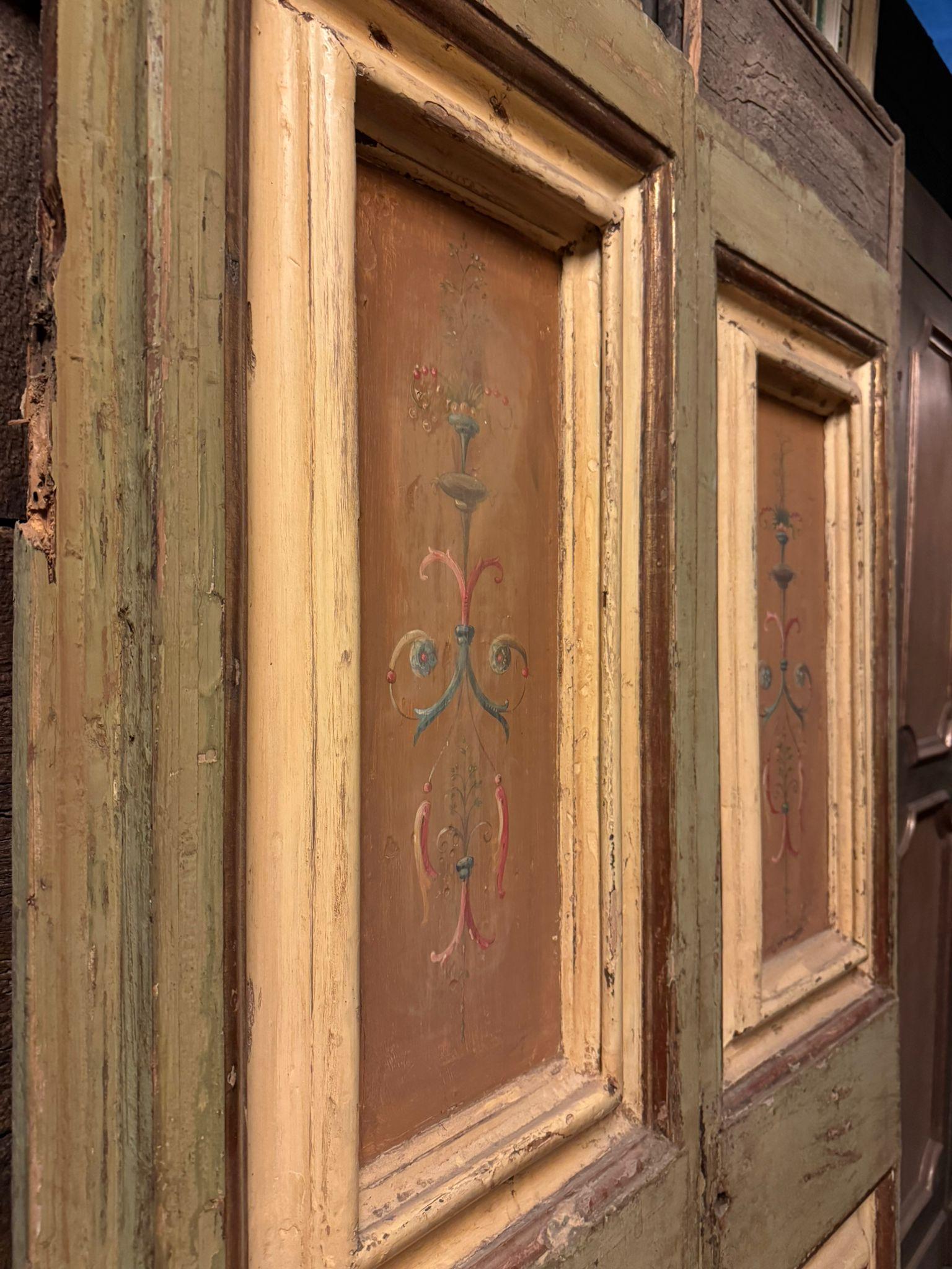 Interior door in lacquered wood with two doors and painted panels, Italy In Good Condition For Sale In Cuneo, Italy (CN)