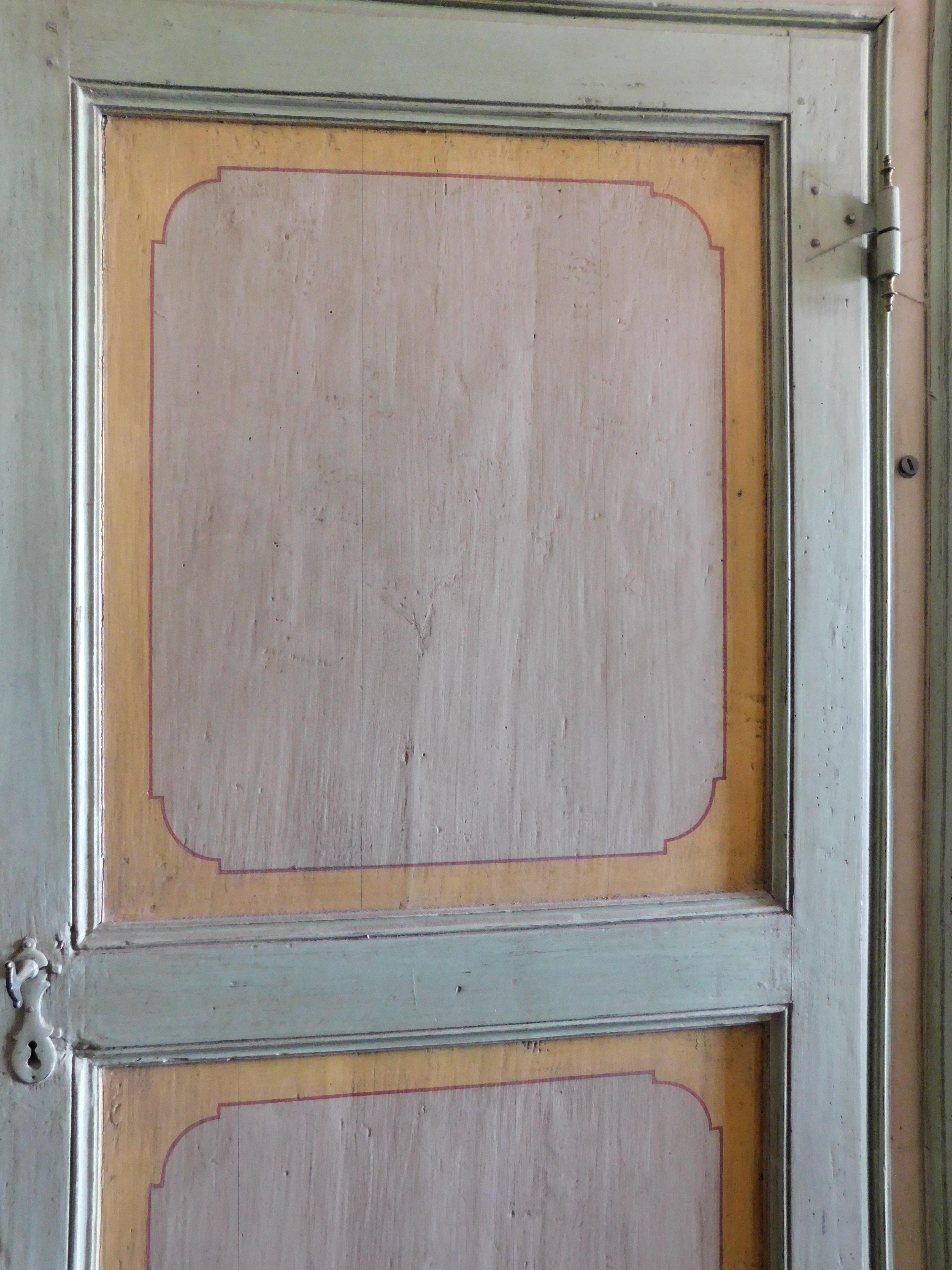 Interior door in painted wood, complete with frame and painted overdoor, Italy In Good Condition For Sale In Cuneo, Italy (CN)